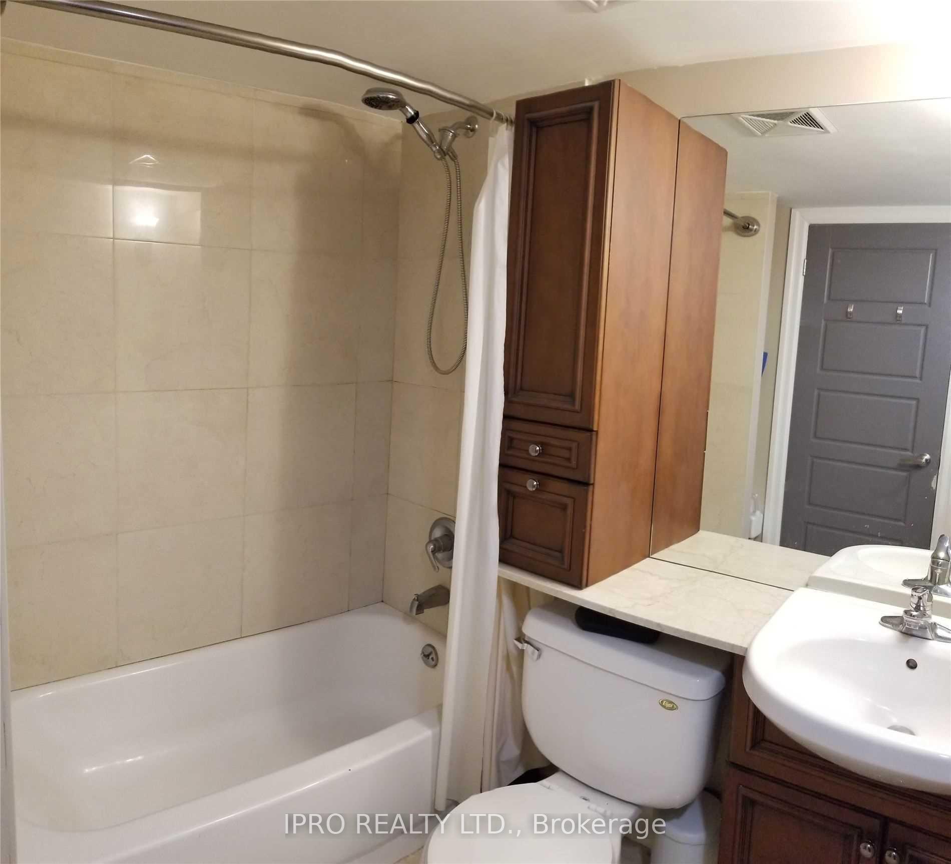 3 Bedrooms Condo at 1040 The Queensway,  Toronto For sale
