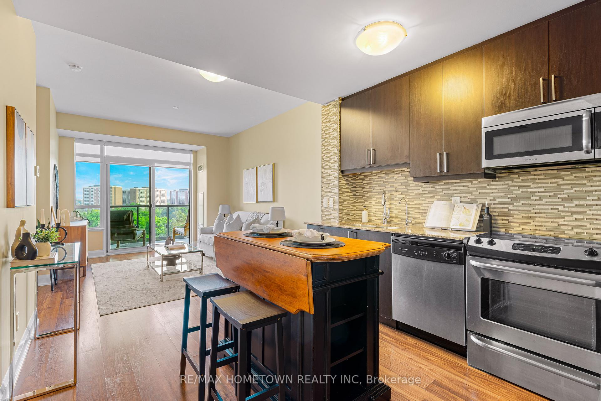 2 Bedrooms Condo at 35 Fontenay, Toronto For sale