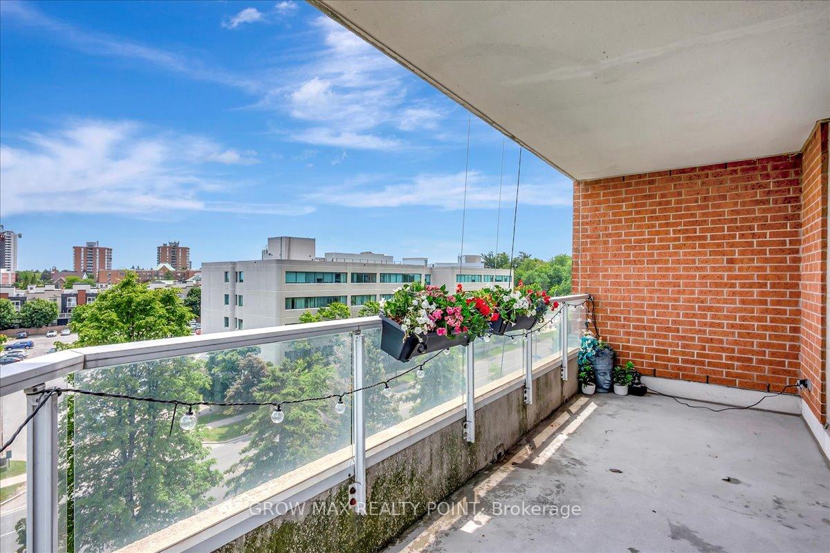 2 Bedrooms Condo at 410 Mclevin, Toronto For sale