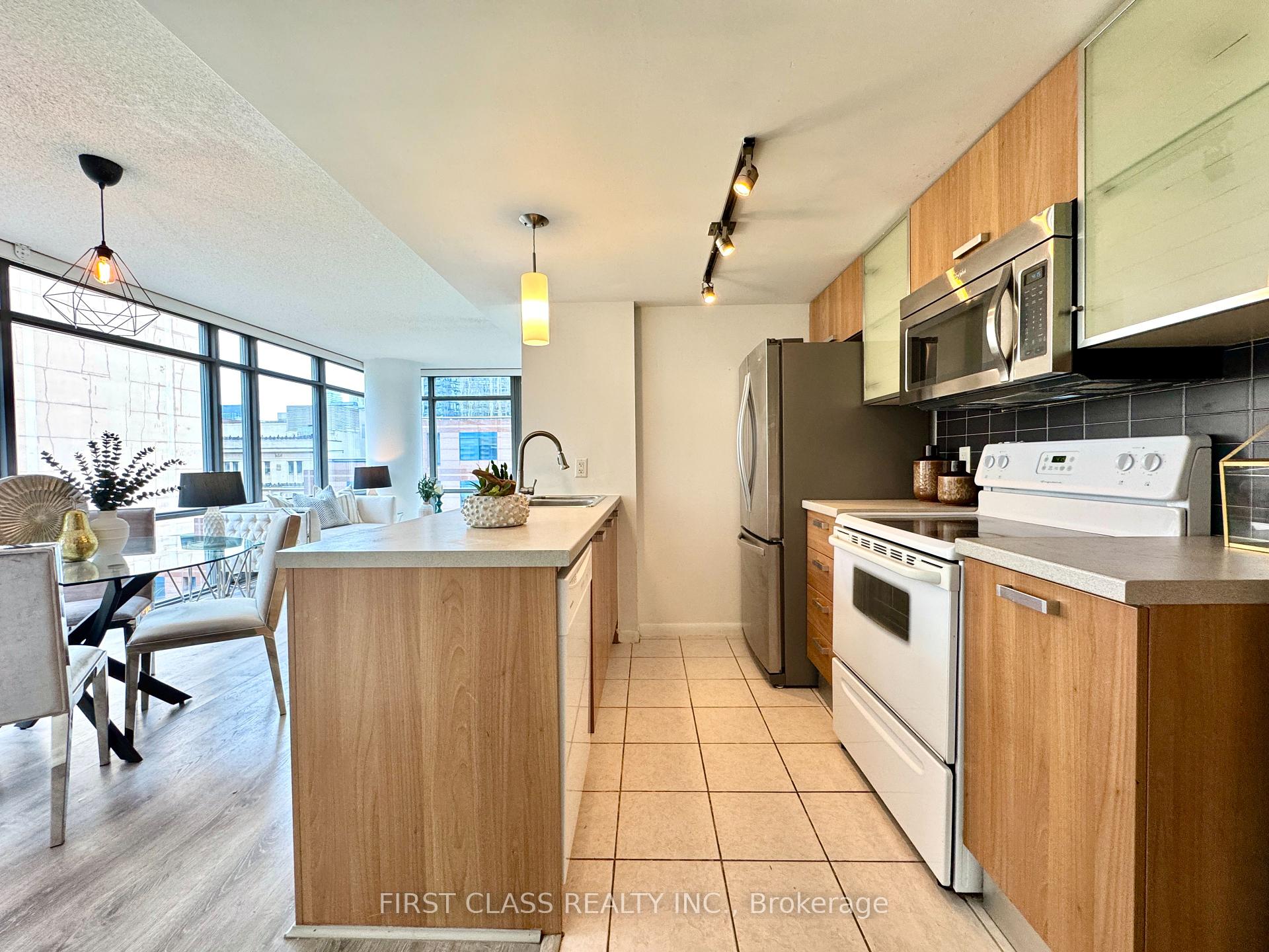 3 Bedrooms Condo at 38 Grenville, Toronto For sale
