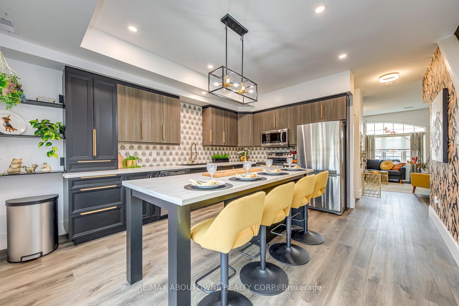 2 Bedrooms Condo at 1401 Plains, Burlington For sale