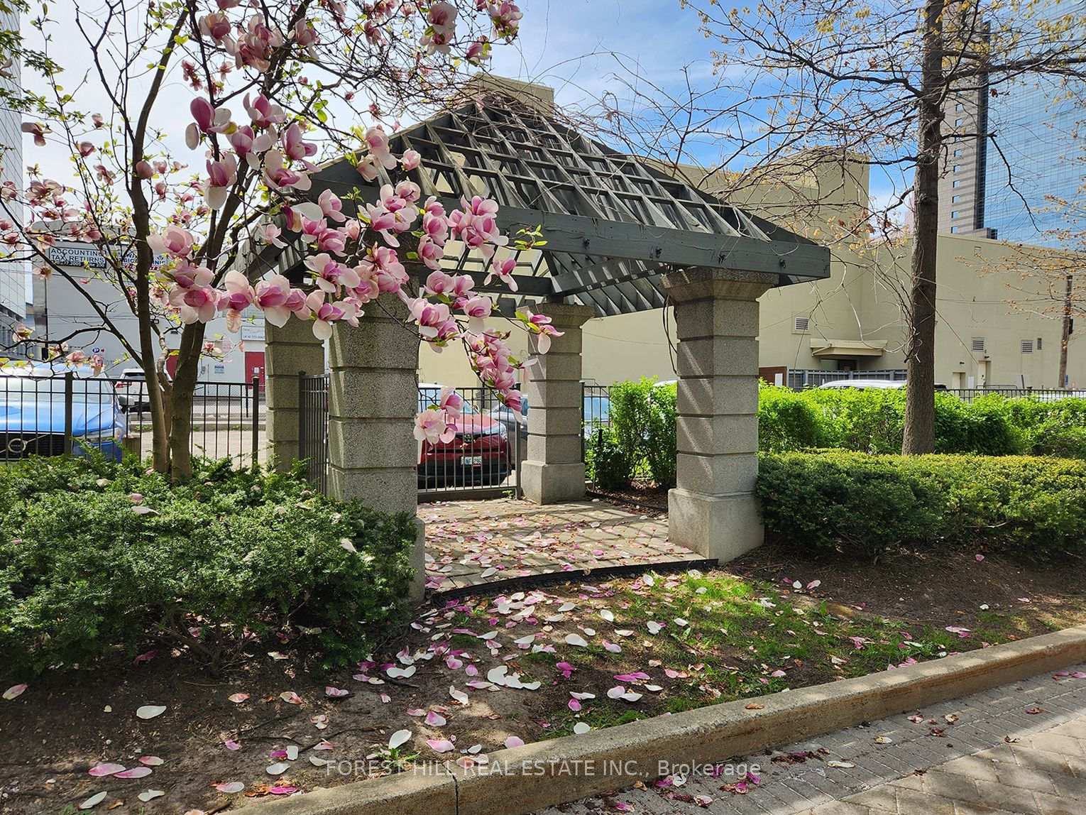 3 Bedrooms Condo at 21 Hillcrest, Toronto For sale