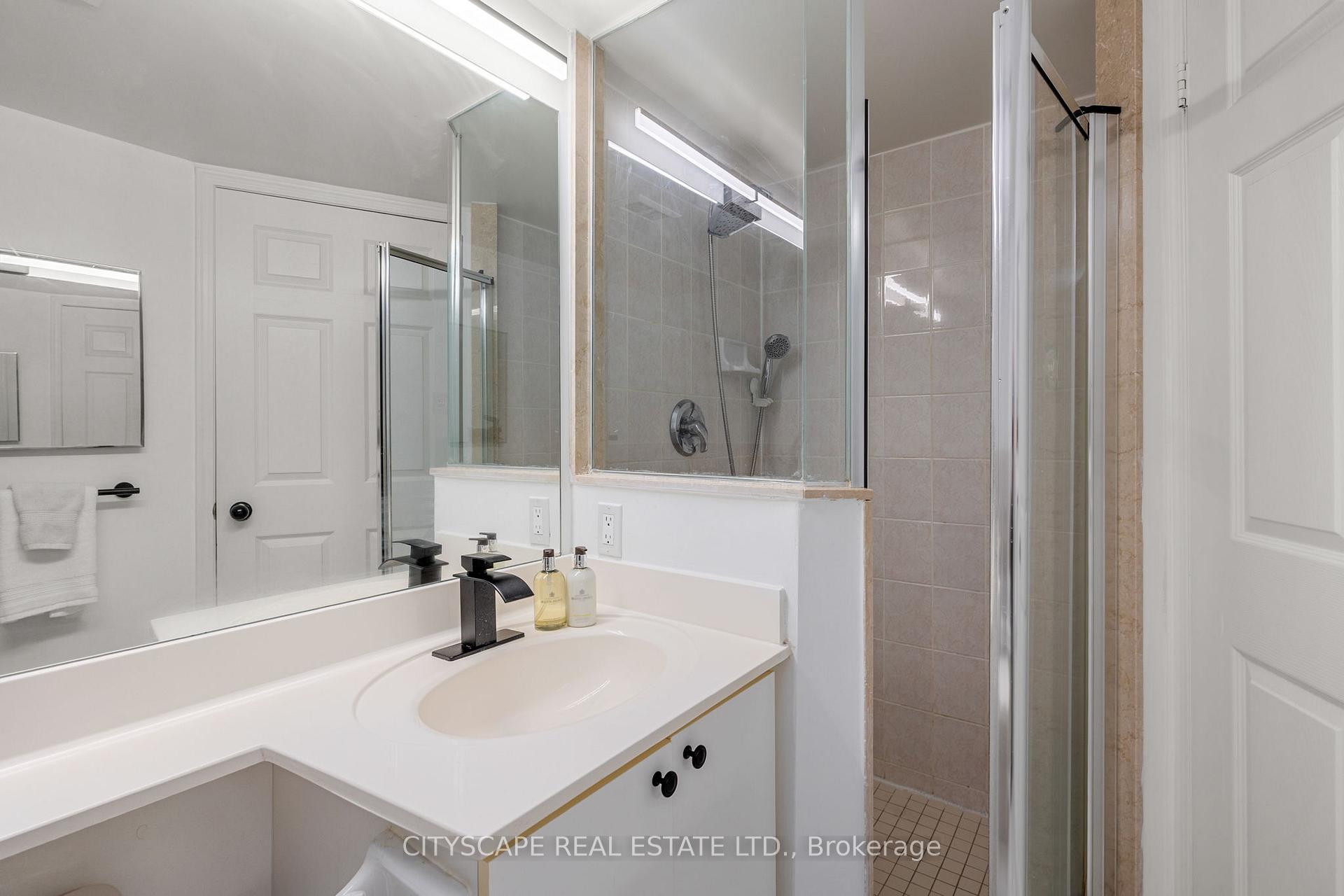 2 Bedrooms Condo at 5 Emerald, Vaughan For sale