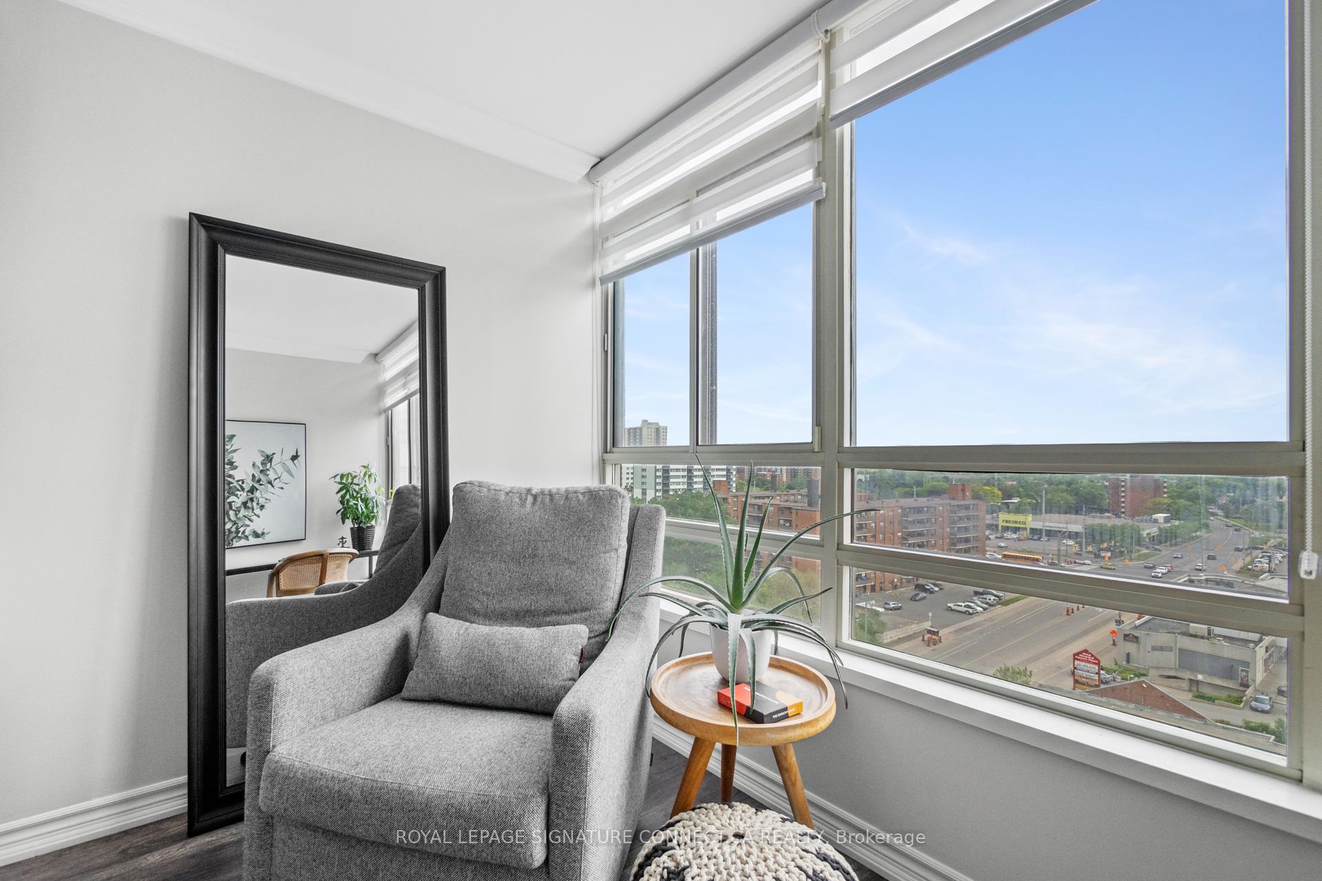 2 Bedrooms Condo at 75 King, Mississauga For sale