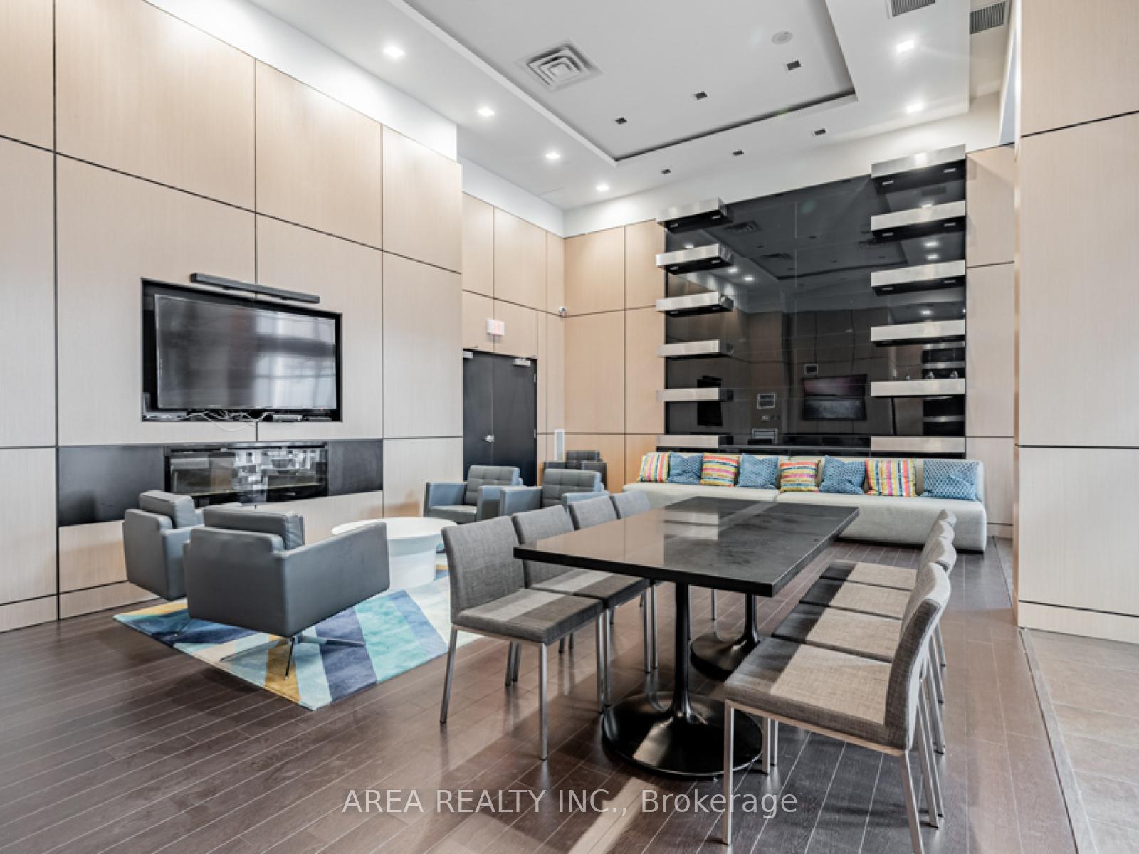 2 Bedrooms Condo at 58 Orchard View, Toronto For sale