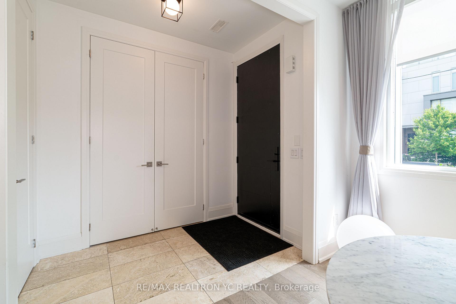4 Bedrooms Condo at 18 Greenbriar, Toronto For sale