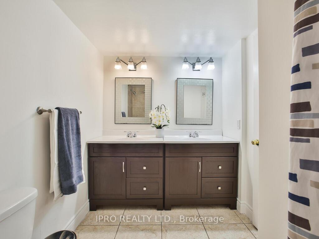 3 Bedrooms Condo at 330 Rathburn, Mississauga For sale