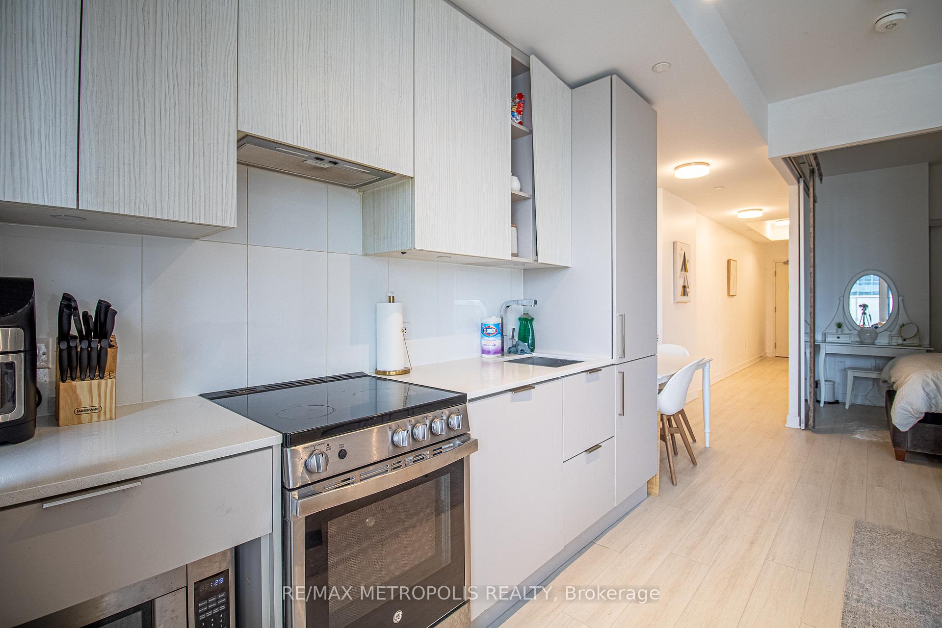 2 Bedrooms Condo at 3900 Confederation, Mississauga For sale
