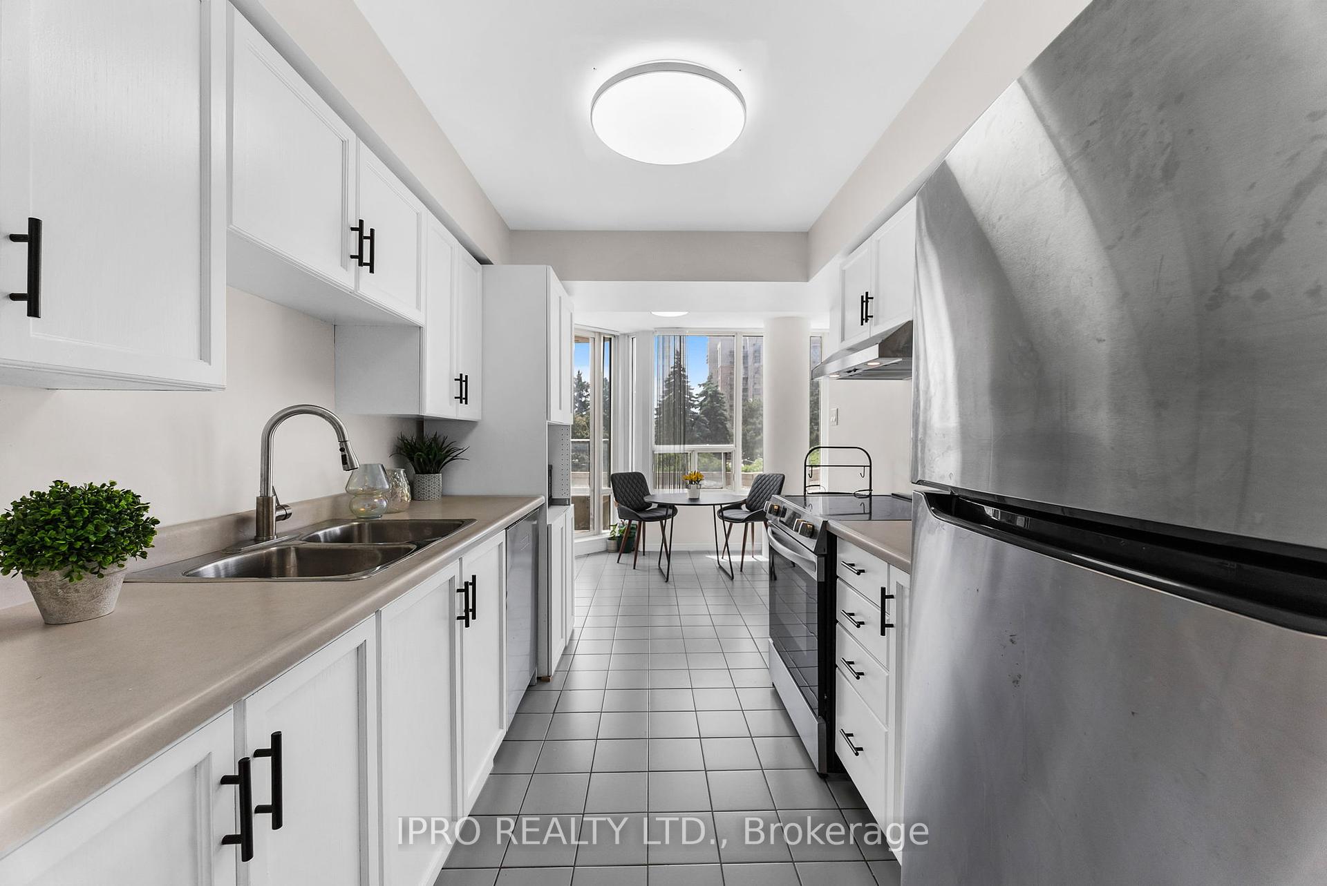 3 Bedrooms Condo at 700 Constellation, Mississauga For sale