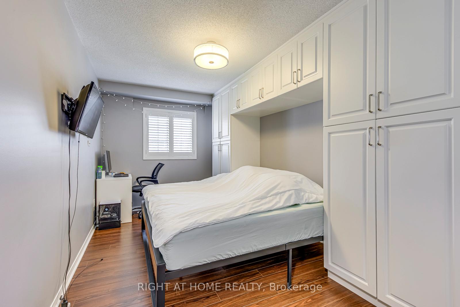 2 Bedrooms Condo at 605 Shoreline, Mississauga For sale