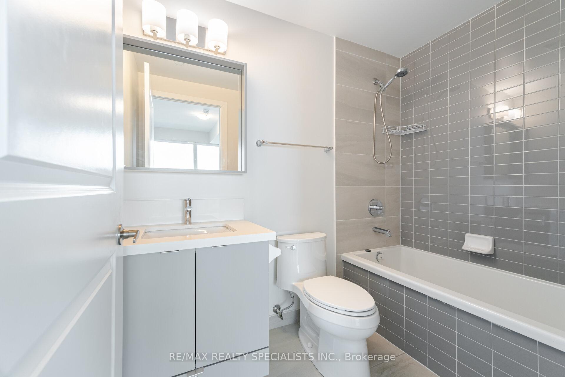 3 Bedrooms Condo at 4677 Glen Erin, Mississauga For sale