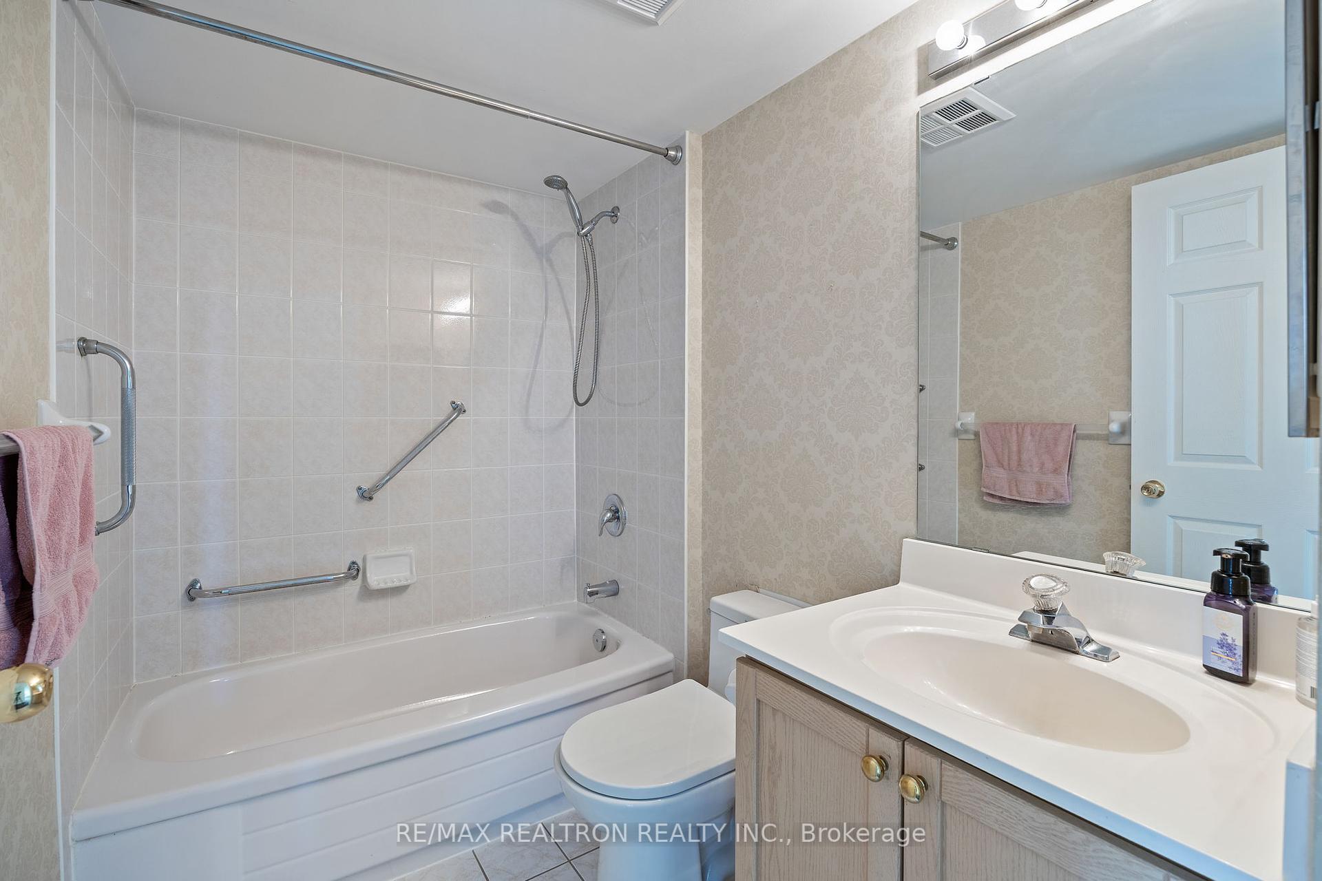 2 Bedrooms Condo at 8 Covington, Toronto For sale