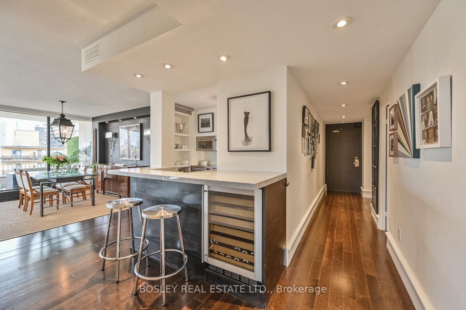 2 Bedrooms Condo at 190 St George, Toronto For sale