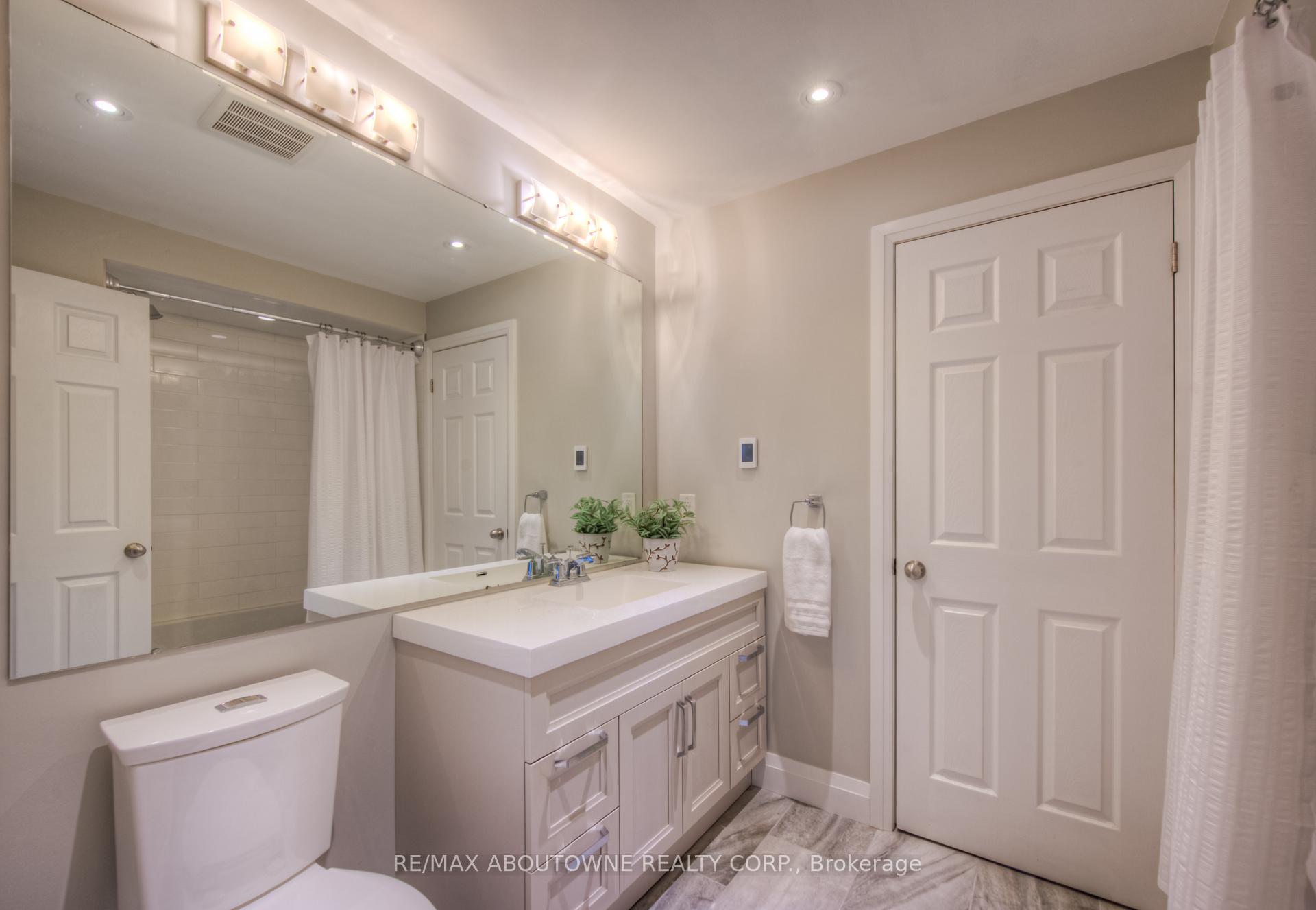 2 Bedrooms Condo at 2110 Cleaver, Burlington For sale