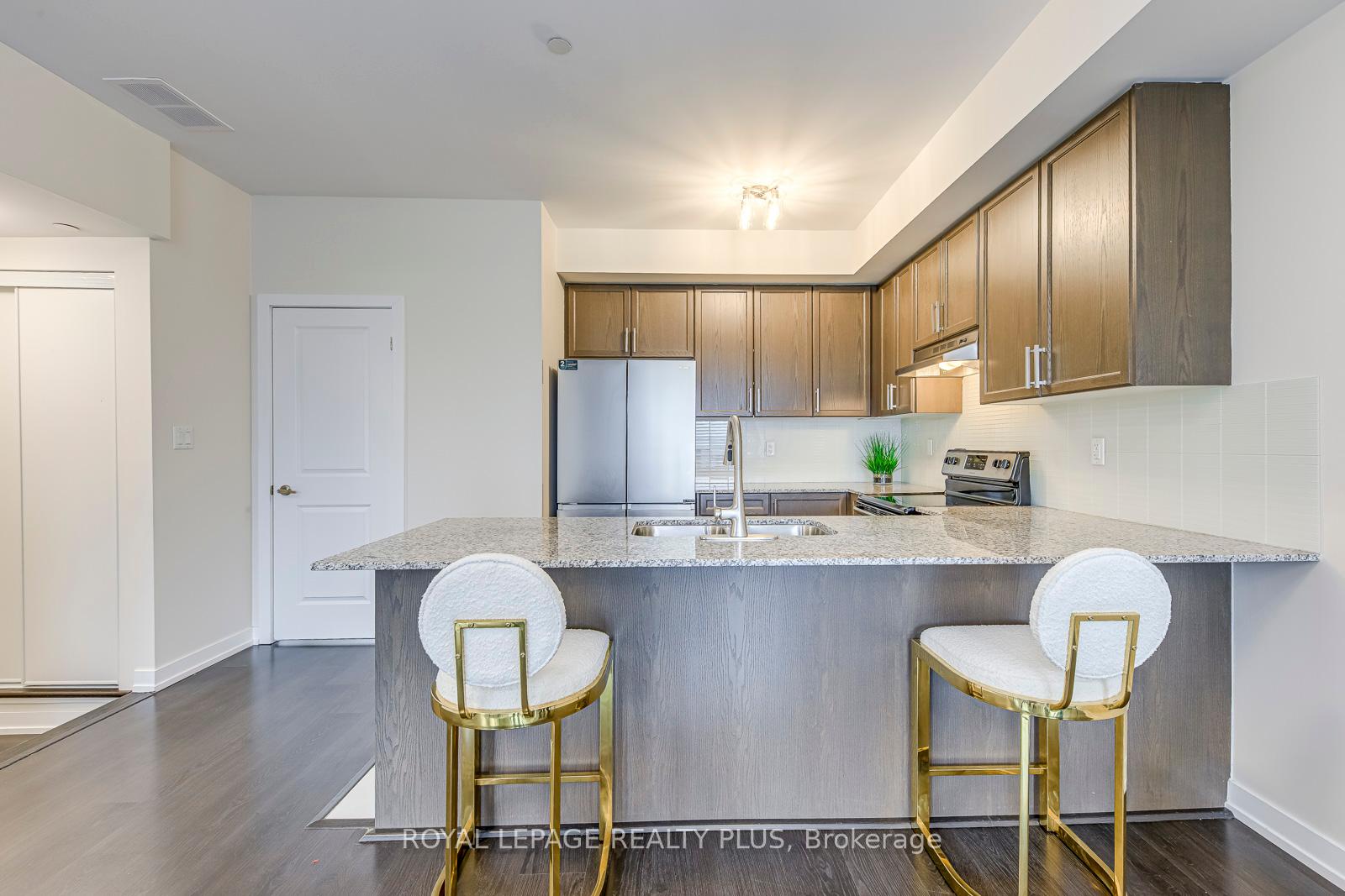 2 Bedrooms Condo at 10 Drummond, Toronto For sale