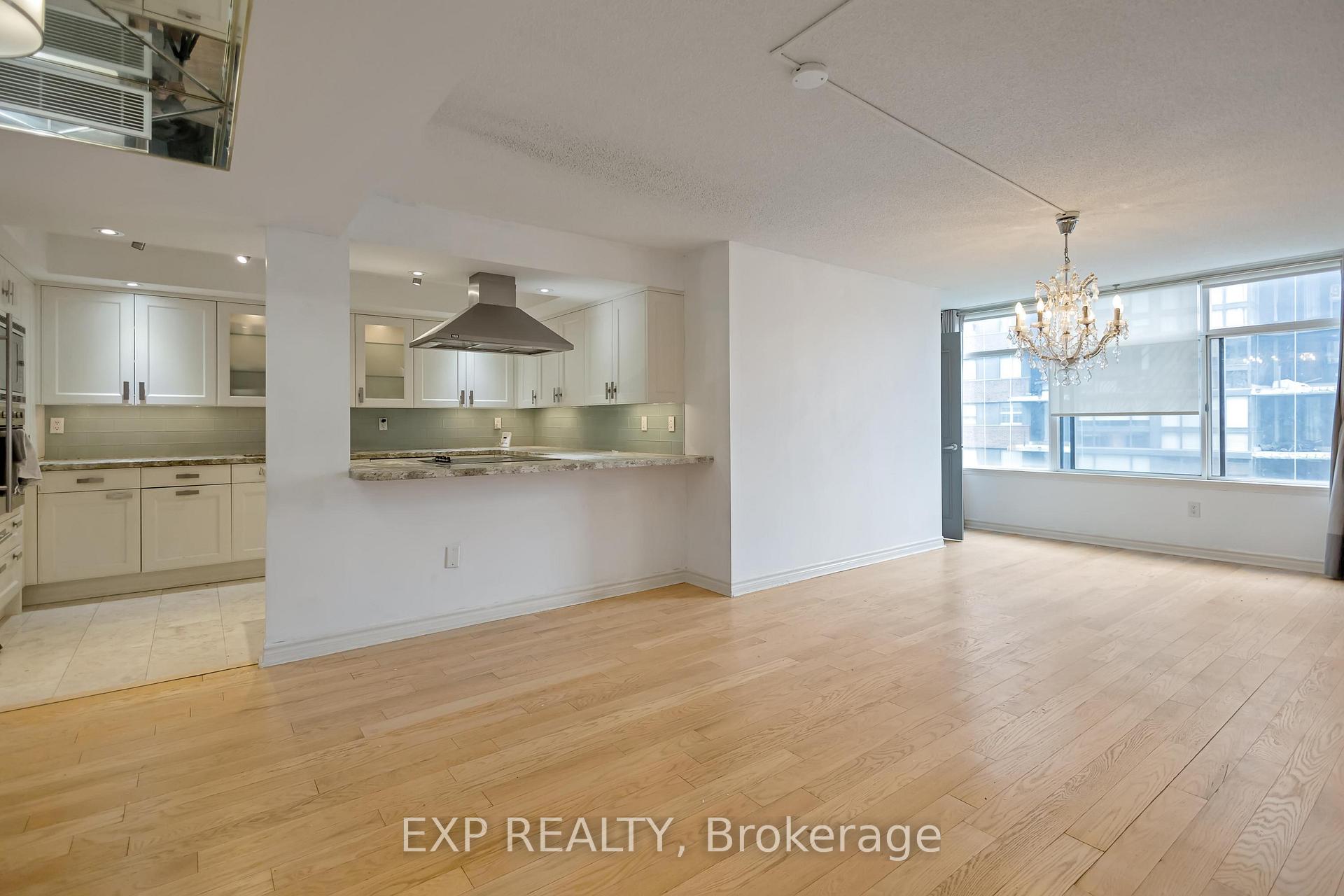 2 Bedrooms Condo at 900 Yonge, Toronto For sale