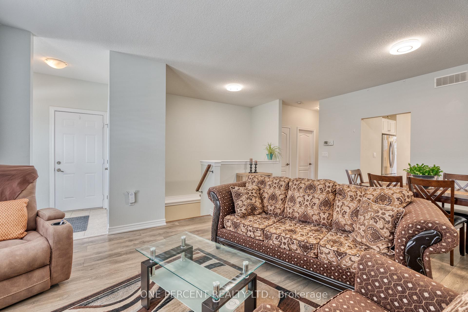 2 Bedrooms Condo at 21 Stickland, Hamilton For sale