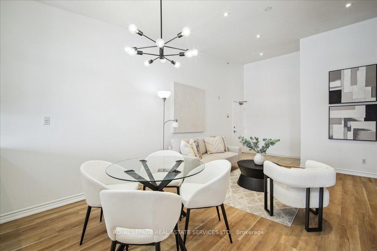 2 Bedrooms Condo at 1440 Bishops, Oakville For sale