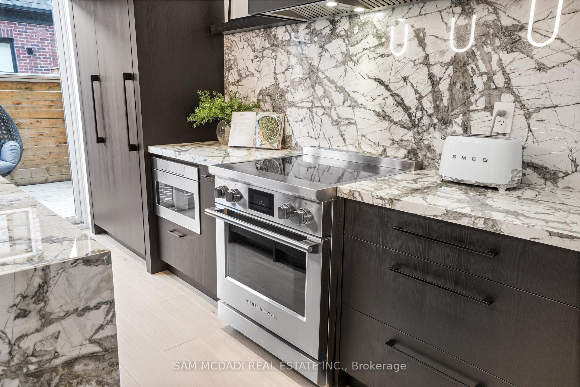 3 Bedrooms Condo at 10 Lunar, Mississauga For sale