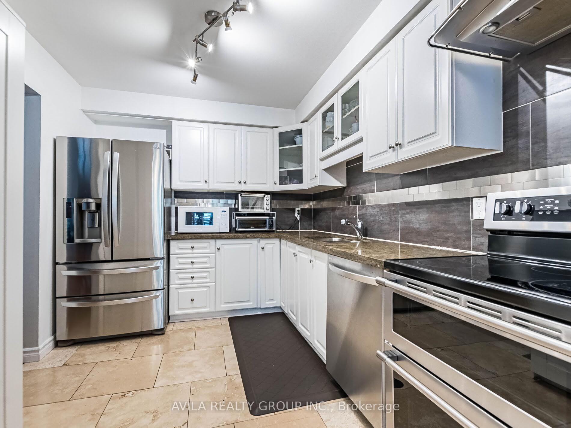 4 Bedrooms Condo at 750 Burnhamthorpe, Mississauga For sale
