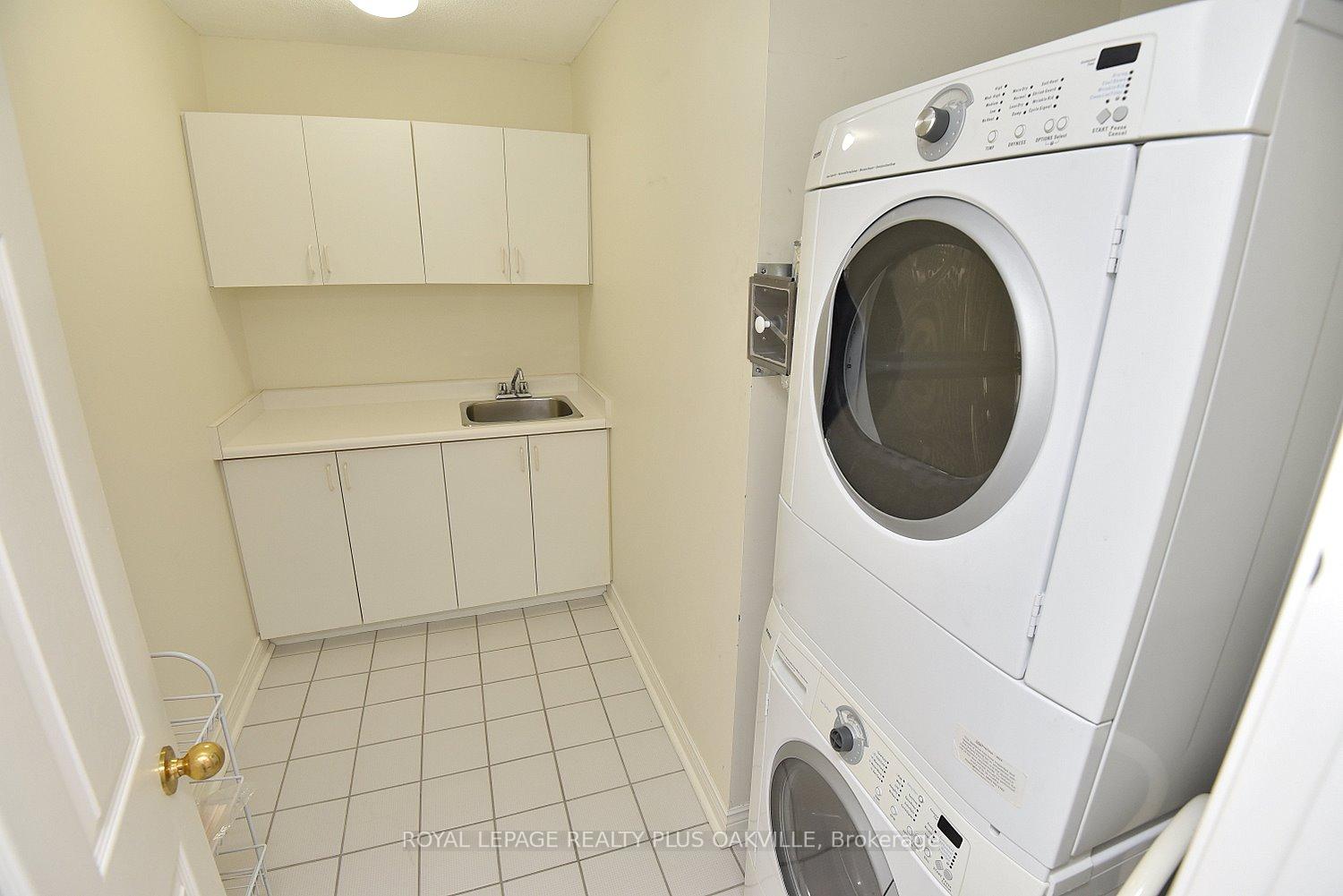 2 Bedrooms Condo at 2190 Lakeshore, Burlington For sale