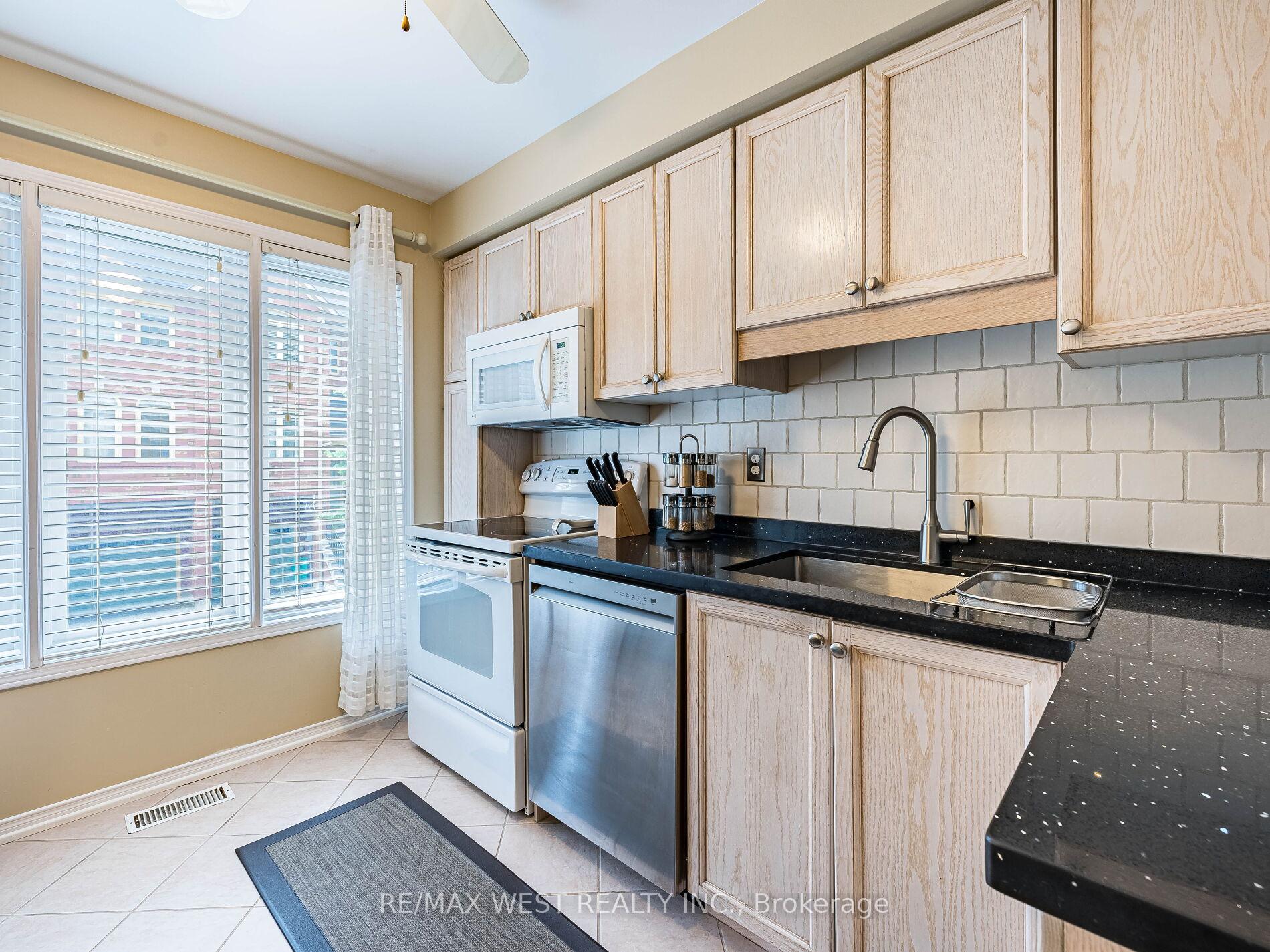 4 Bedrooms Condo at 1168 Arena, Mississauga For sale