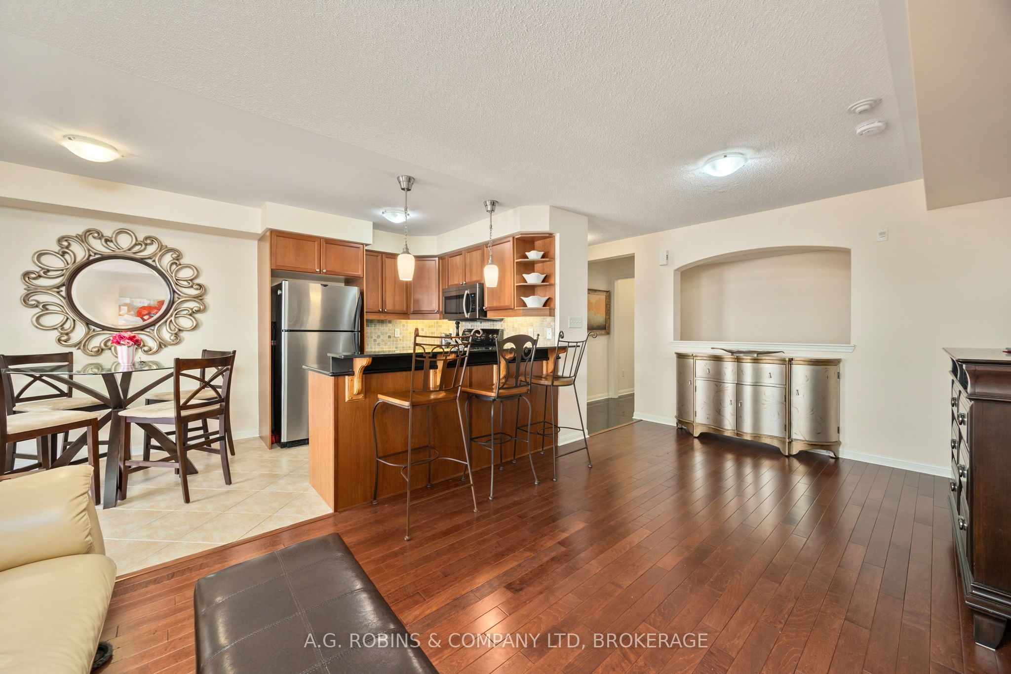 595 Dundas Street W, #4