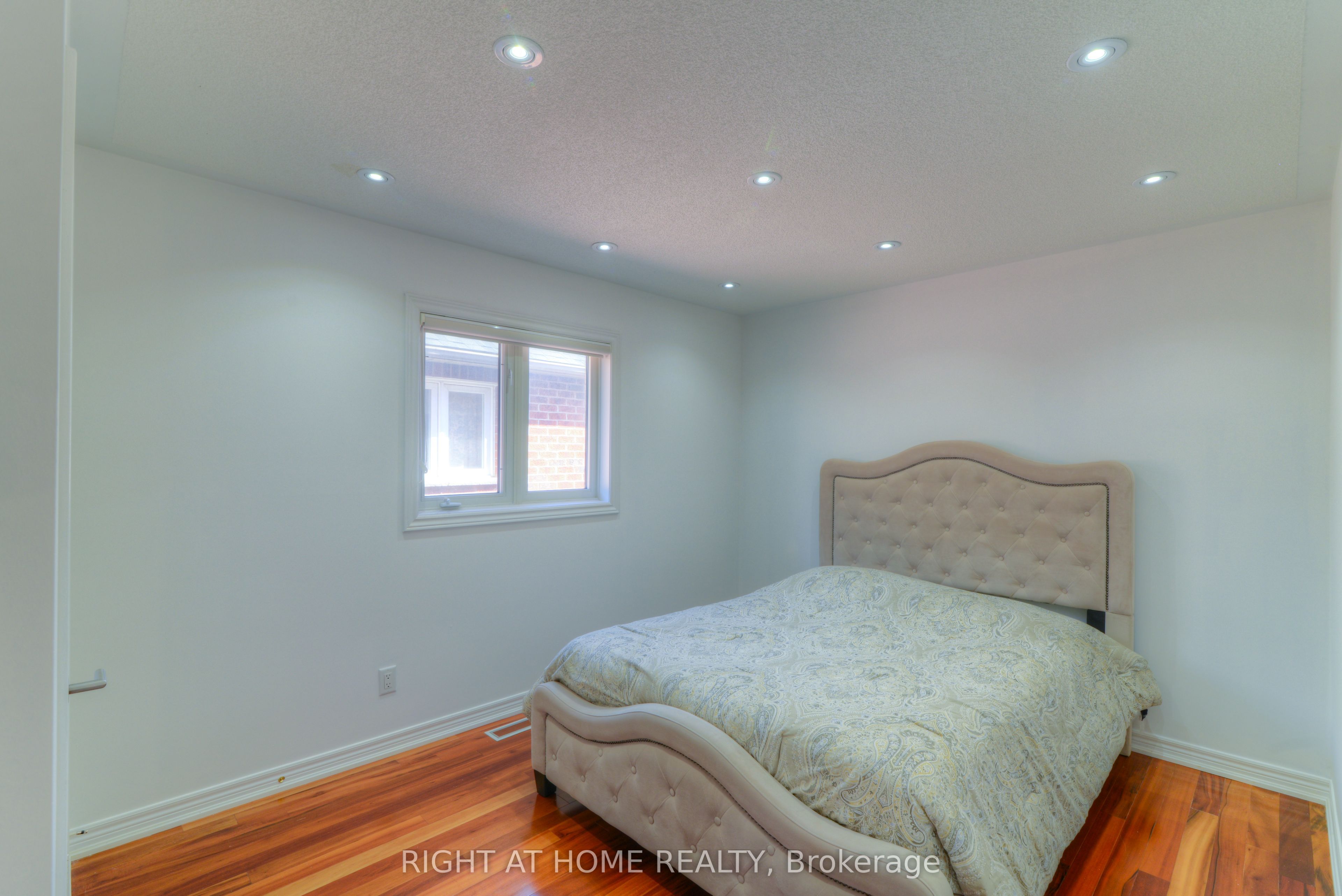 130 Bentoak Crescent, Vaughan, ON L4J 8S6
