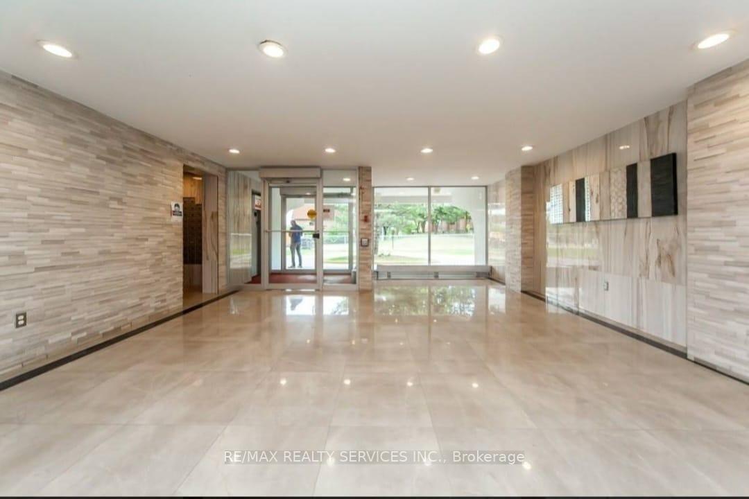 2 Bedrooms Condo at 270 PALMDALE,  Toronto For sale