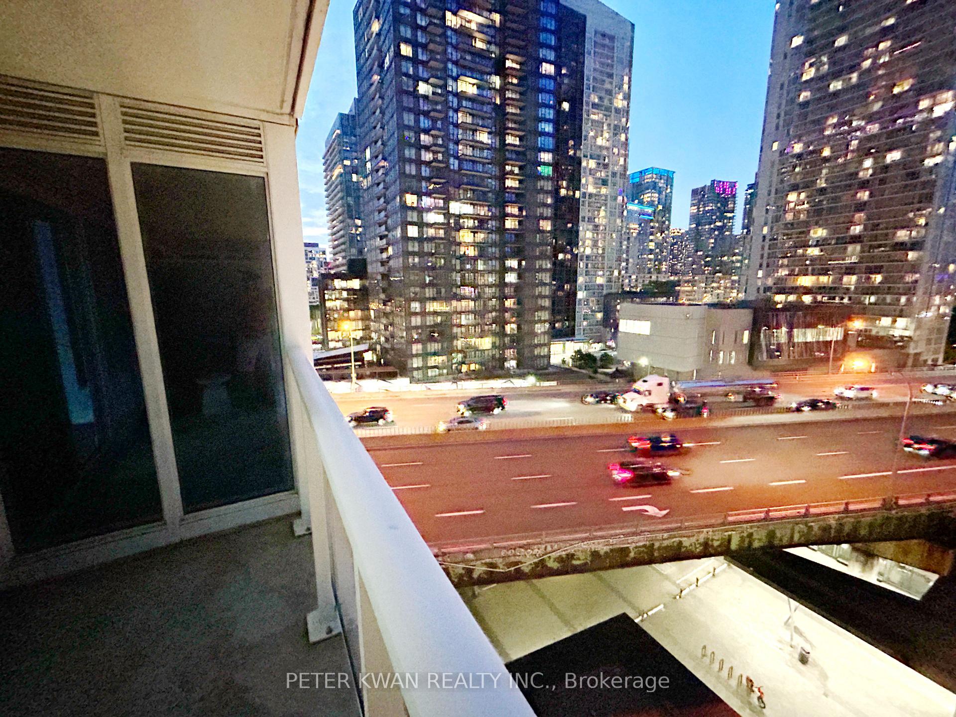 2 Bedrooms Condo at 19 Bathurst, Toronto For sale