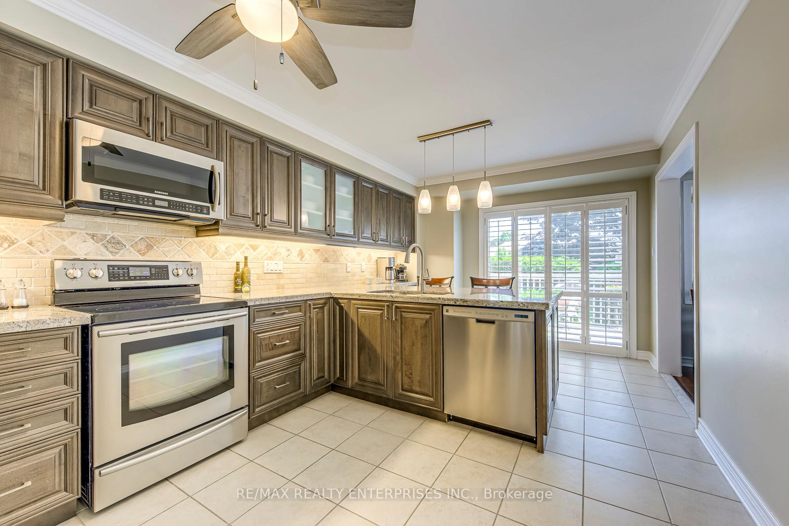 3 Bedrooms Condo at 5658 Glen Erin, Mississauga For sale
