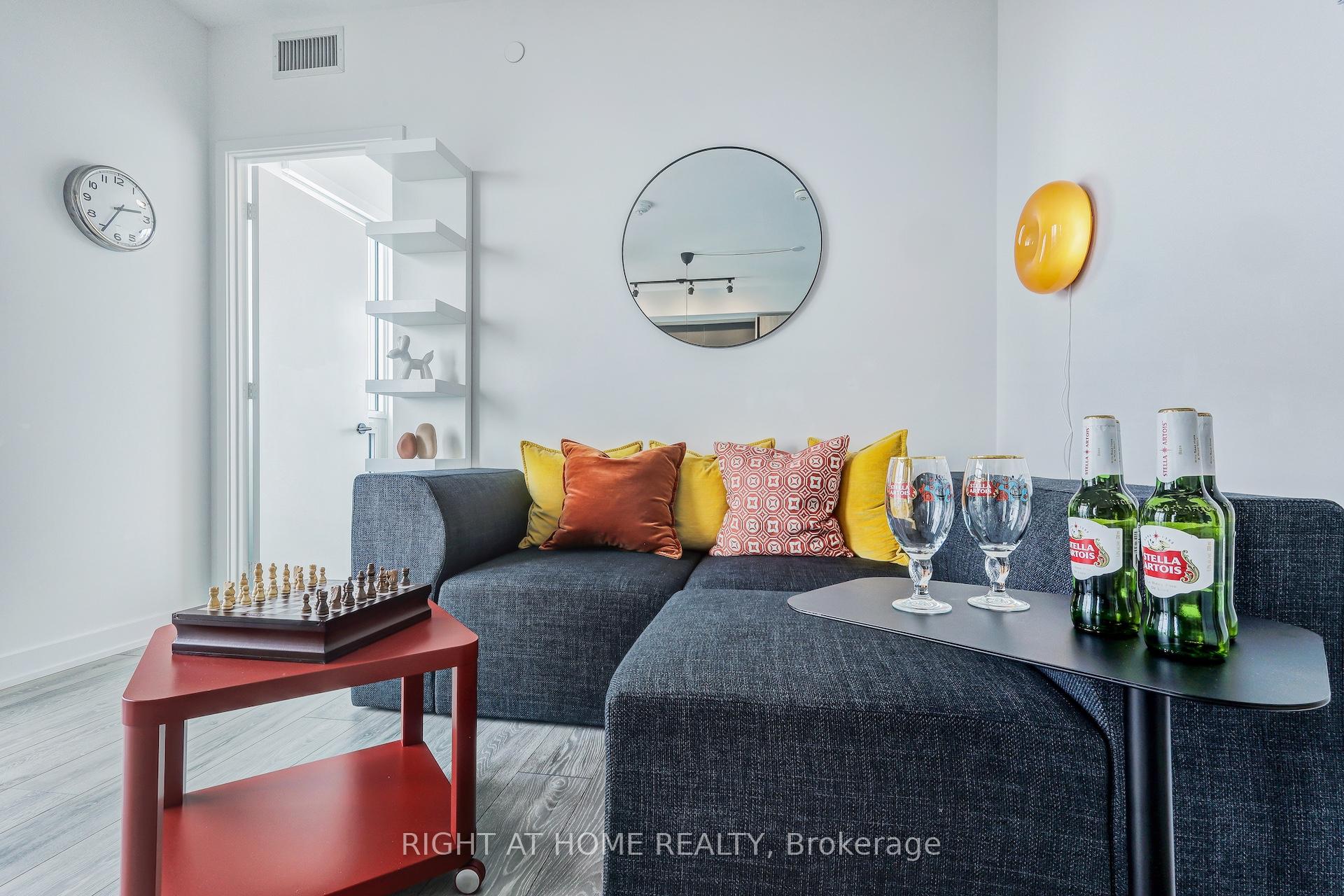 3 Bedrooms Condo at 108 Peter, Toronto For sale