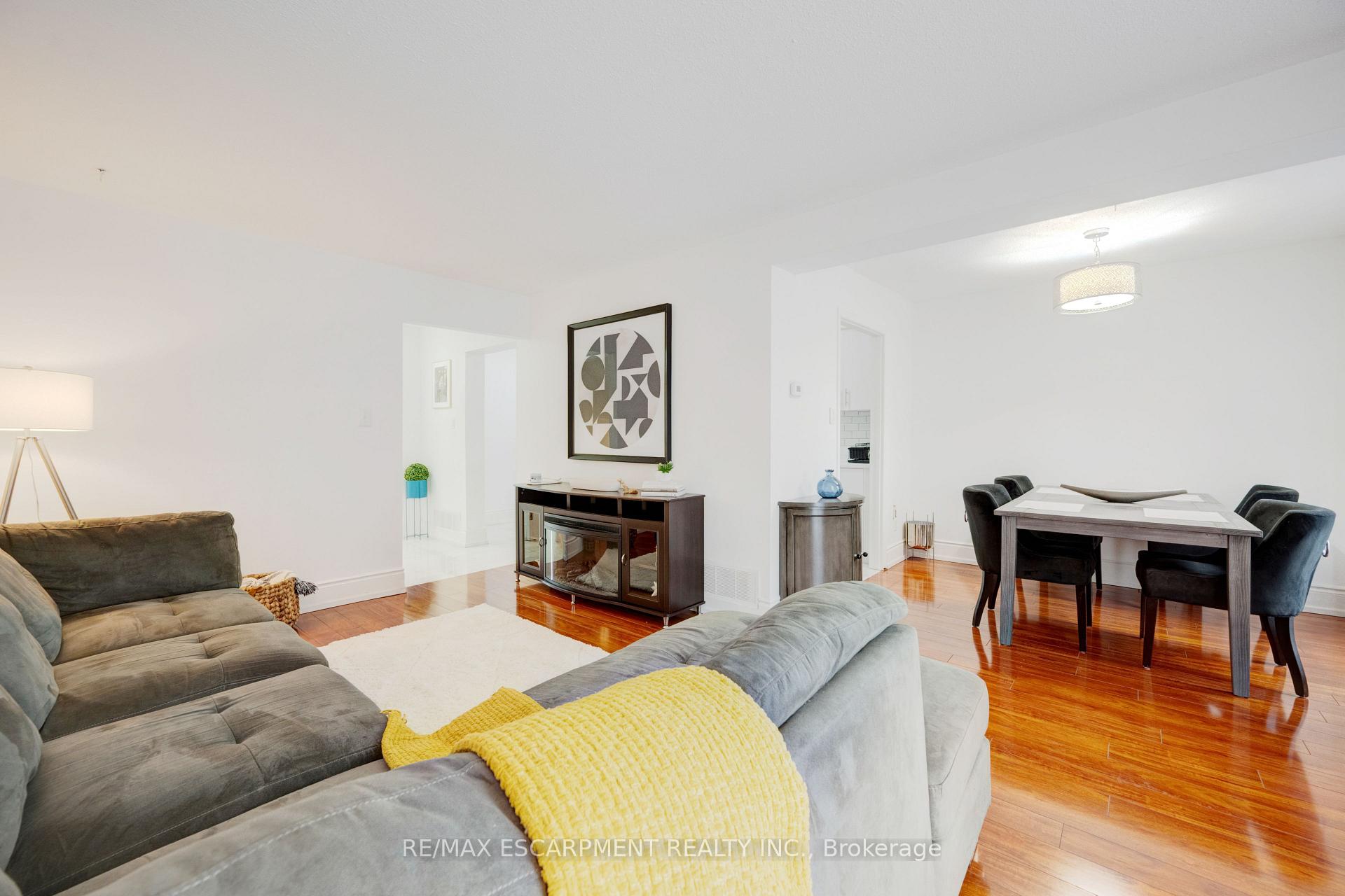 4 Bedrooms Condo at 3430 Brandon Gate, Mississauga For sale