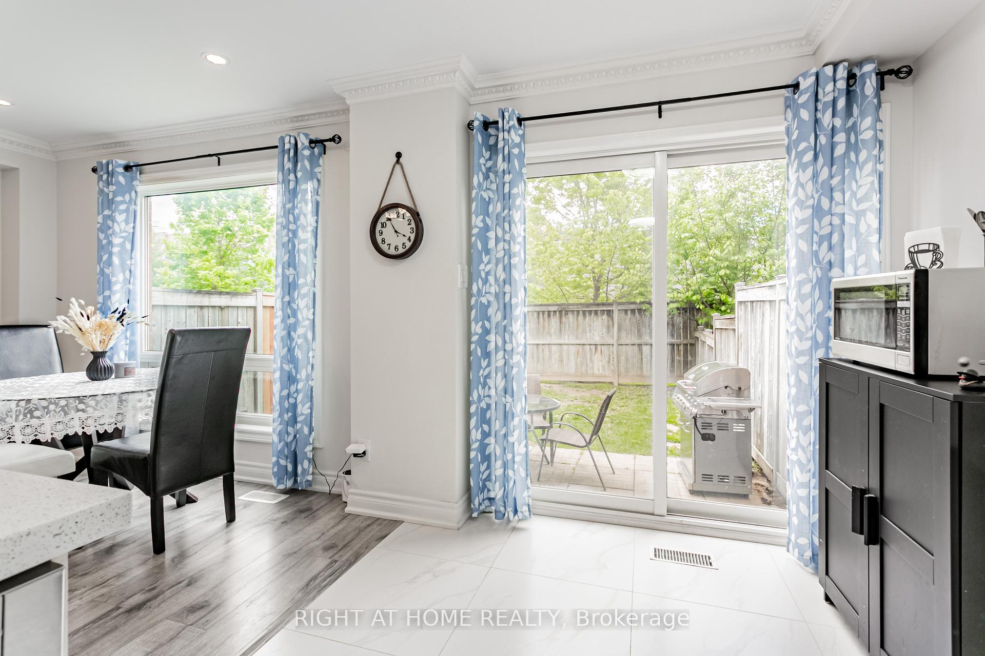 4 Bedrooms Condo at 5223 Fairford, Mississauga For sale