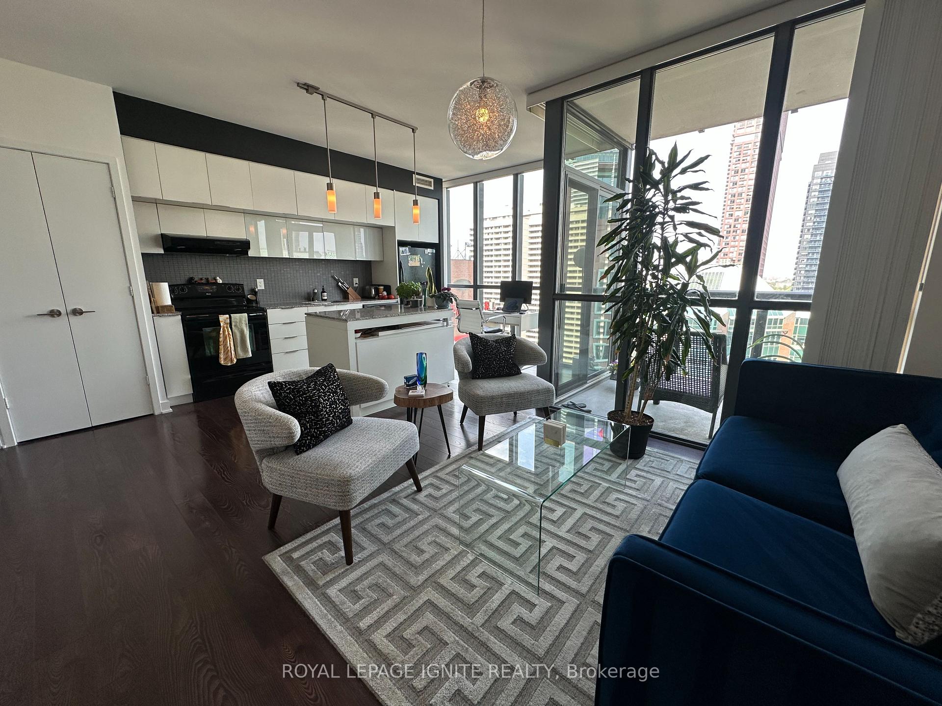 2 Bedrooms Condo at 110 Charles, Toronto For sale