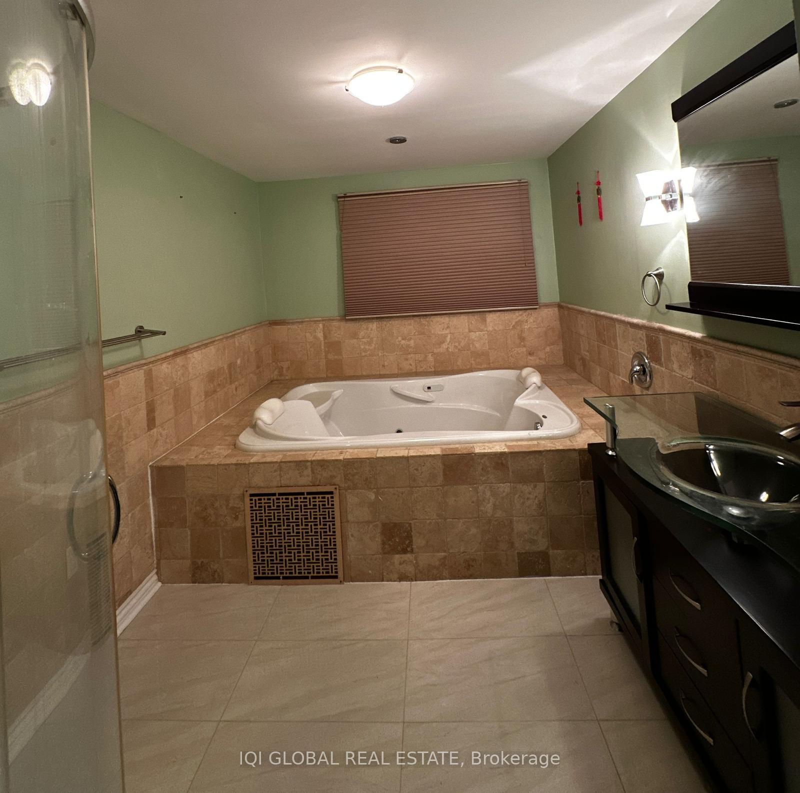 3 Bedrooms Condo at 3500 South Mills, Mississauga For sale