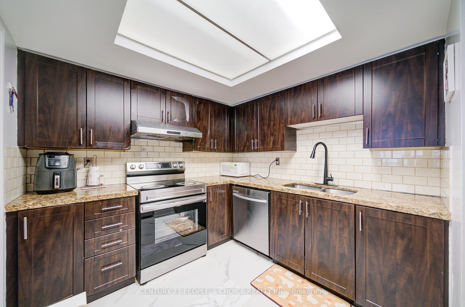 3 Bedrooms Condo at 4460 Tucana, Mississauga For sale