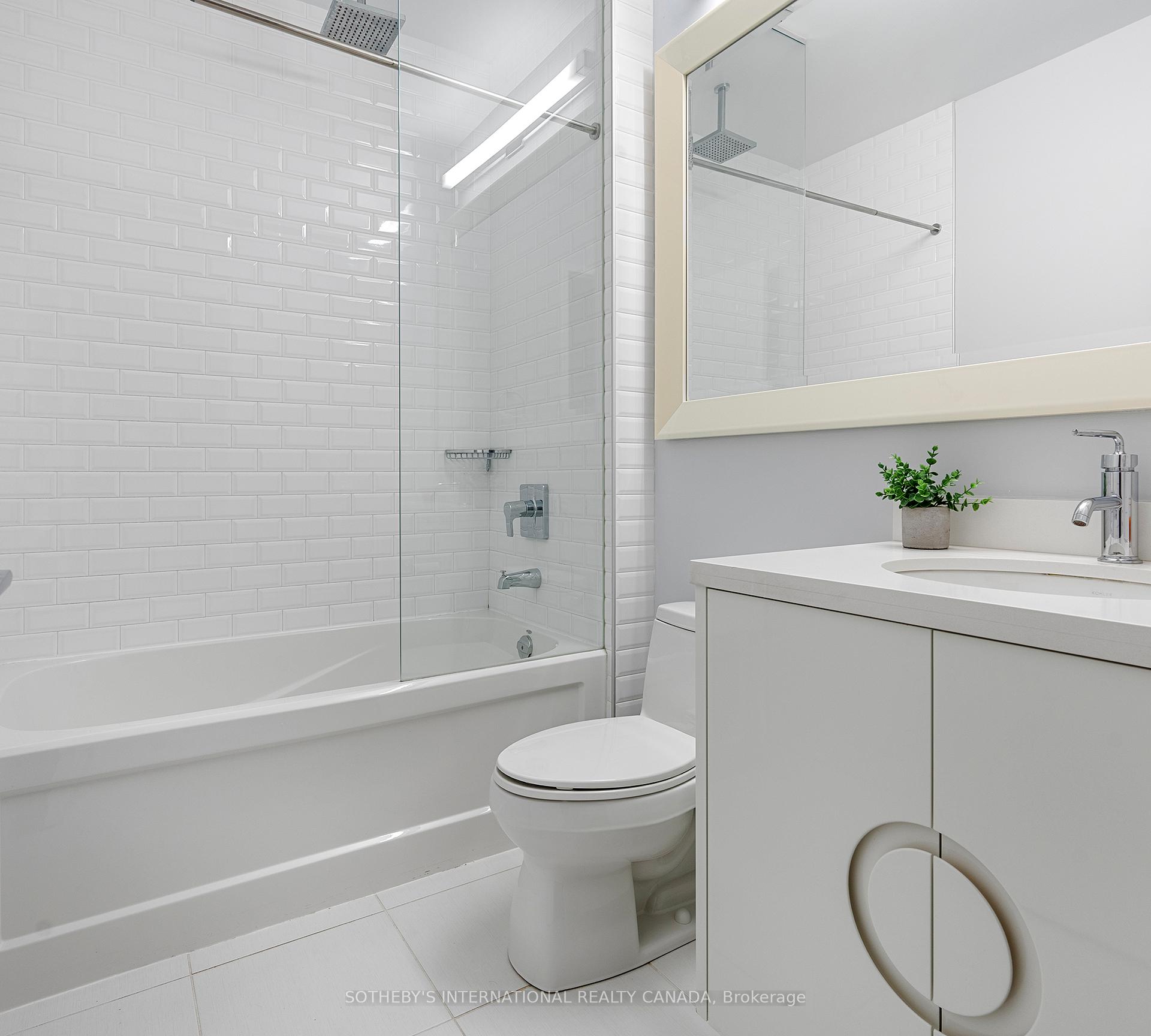 3 Bedrooms Condo at 88 Park Lawn, Toronto For sale
