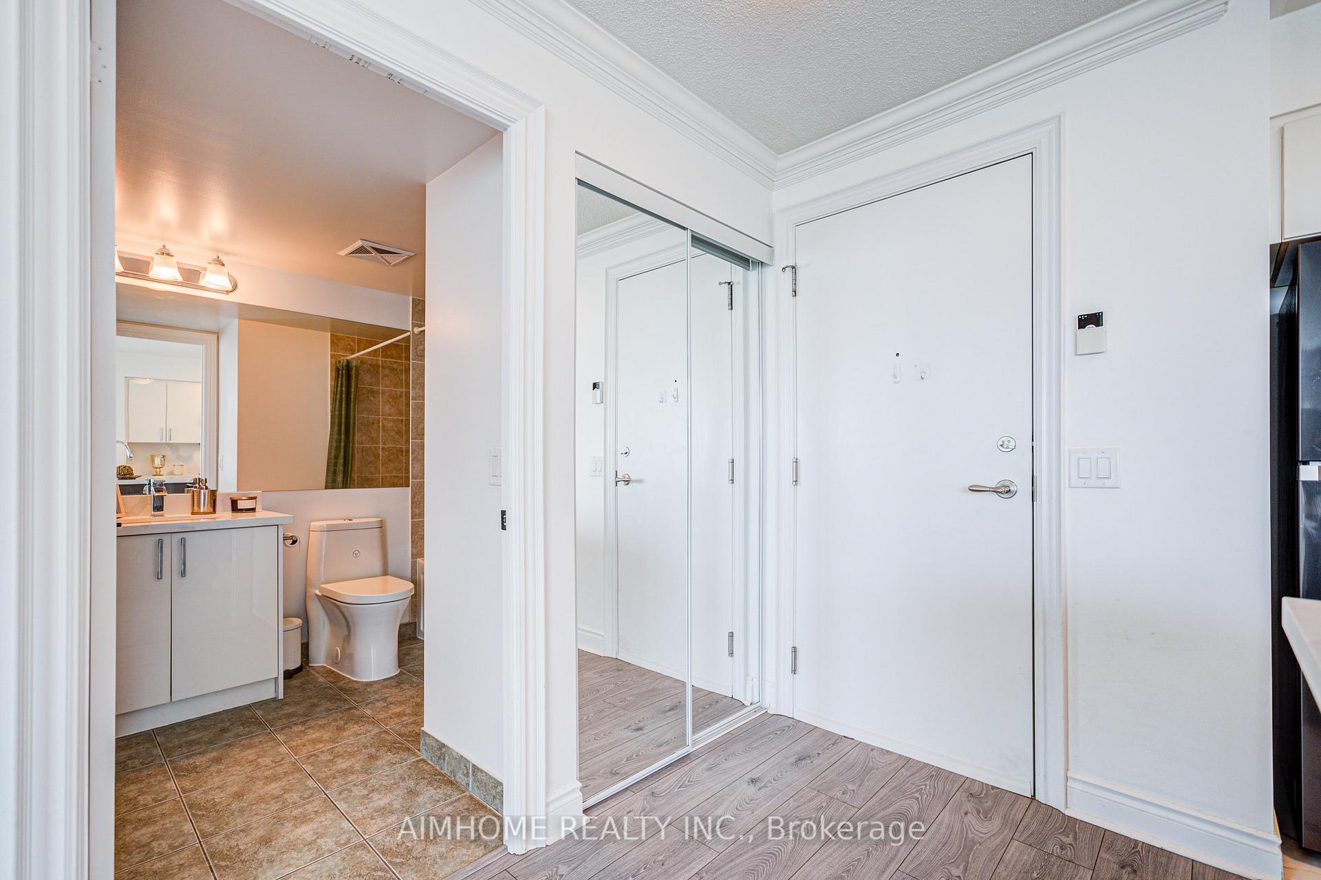 2 Bedrooms Condo at 25 Greenview, Toronto For sale