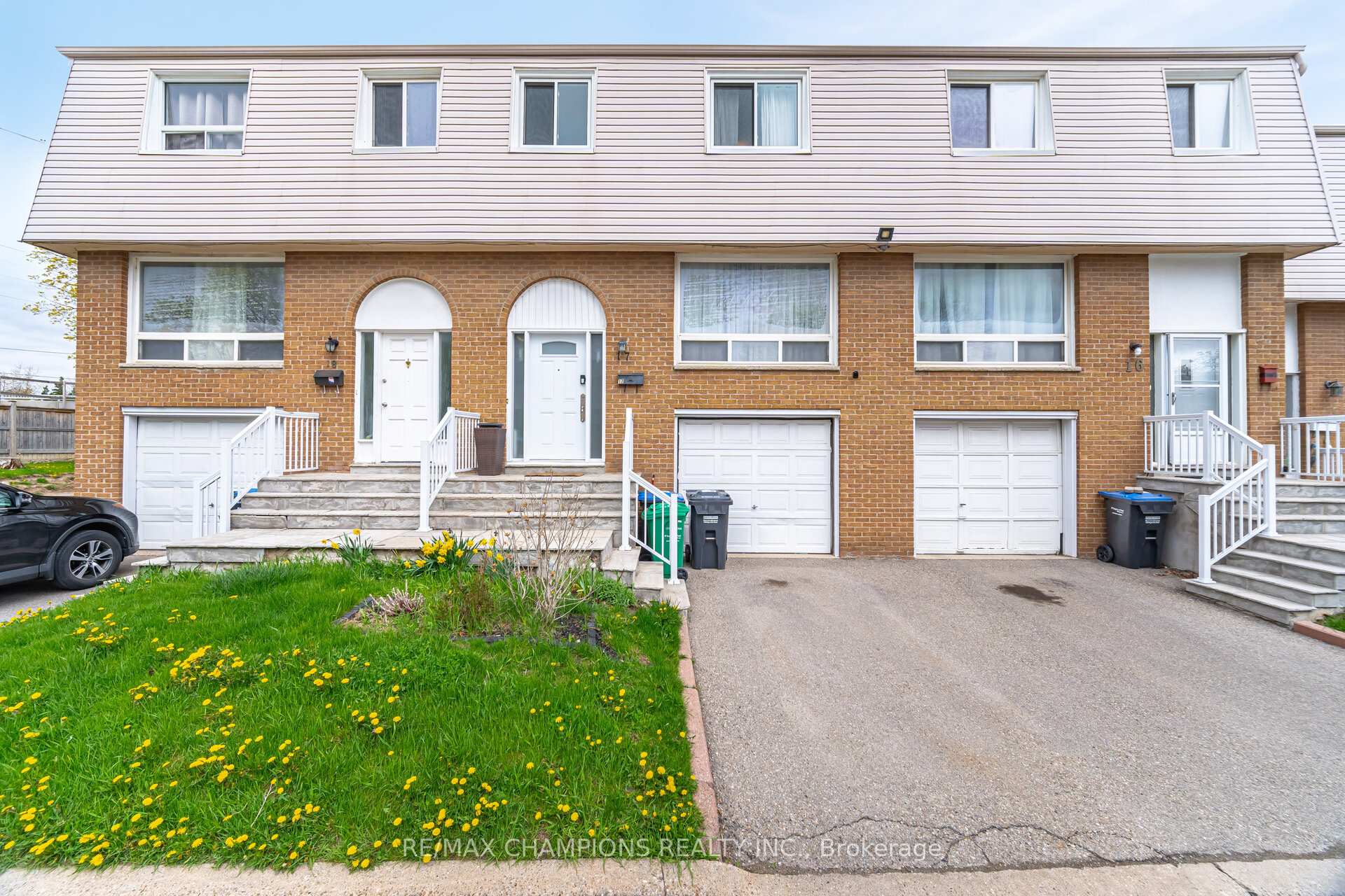 3 Bedrooms Condo at 3525 Brandon Gate, Mississauga For sale