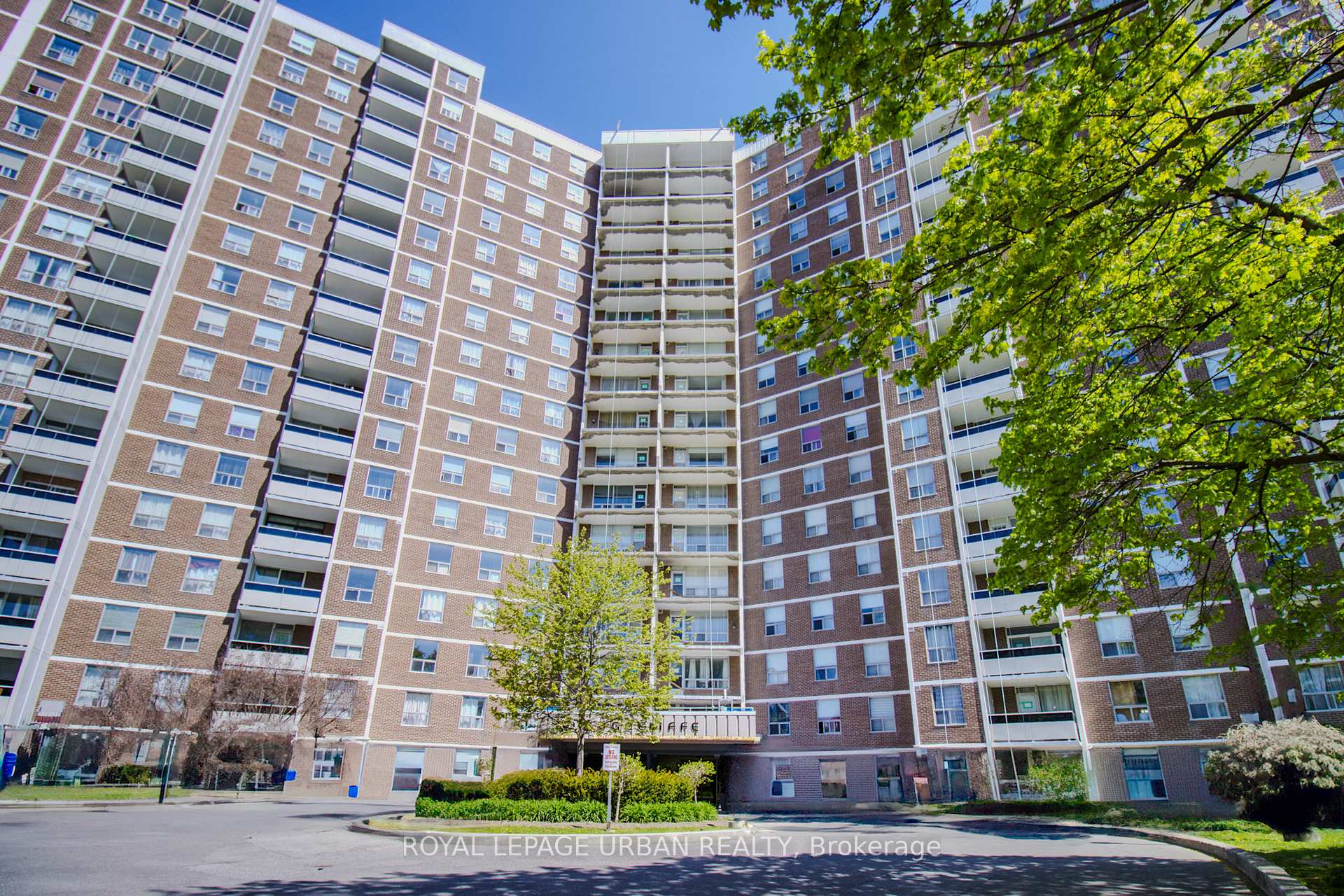 3 Bedrooms Condo at 20 Edgecliff, Toronto For sale
