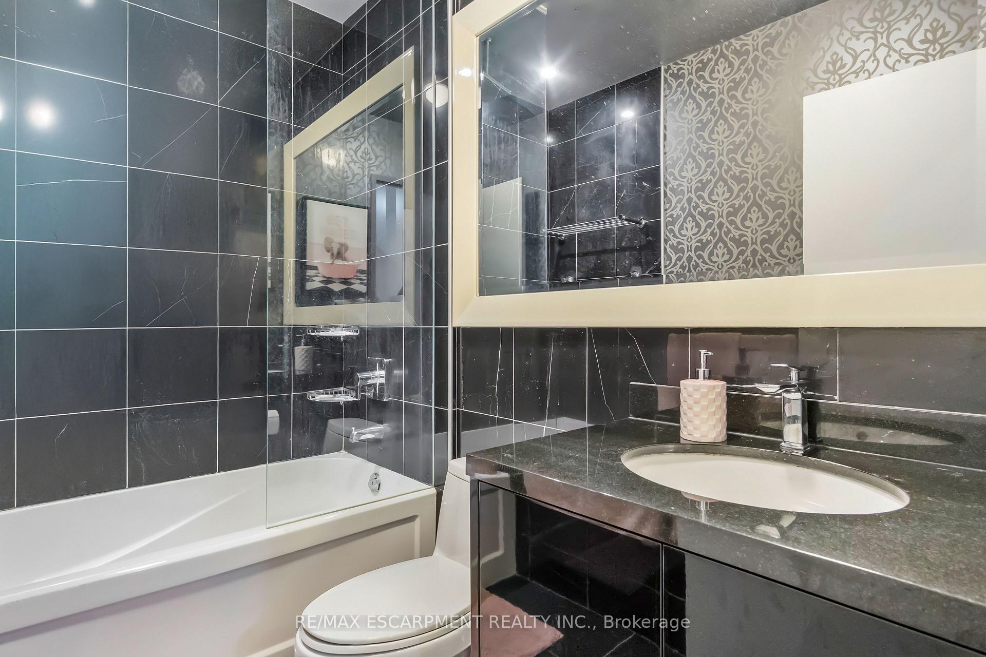2 Bedrooms Condo at 88 Park Lawn,  Toronto For sale