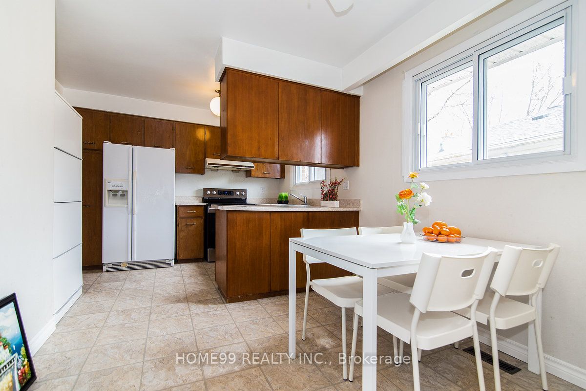 137 Pineway Boulevard, #upper,