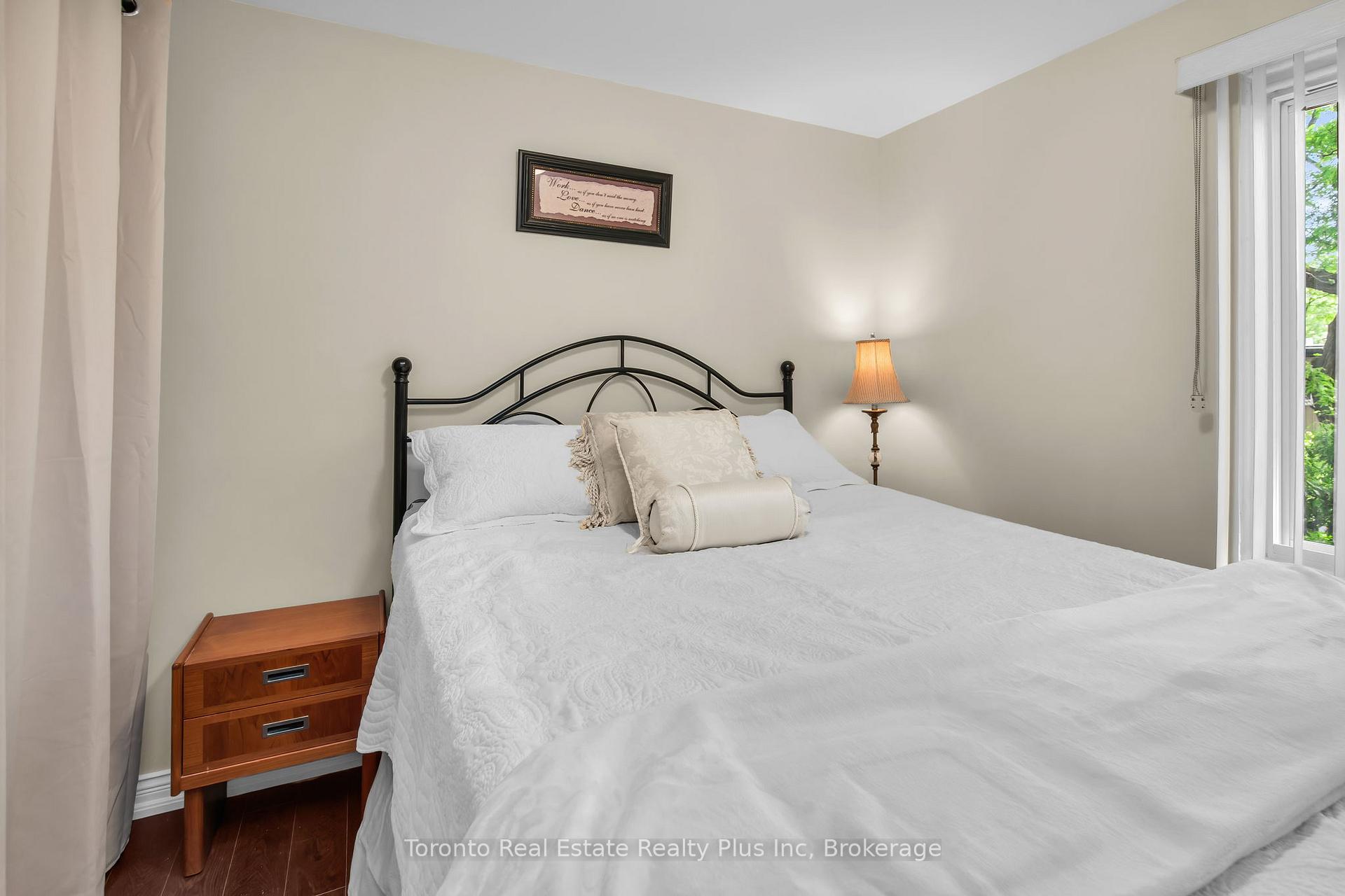 3 Bedrooms Condo at 400 Bloor, Mississauga For sale