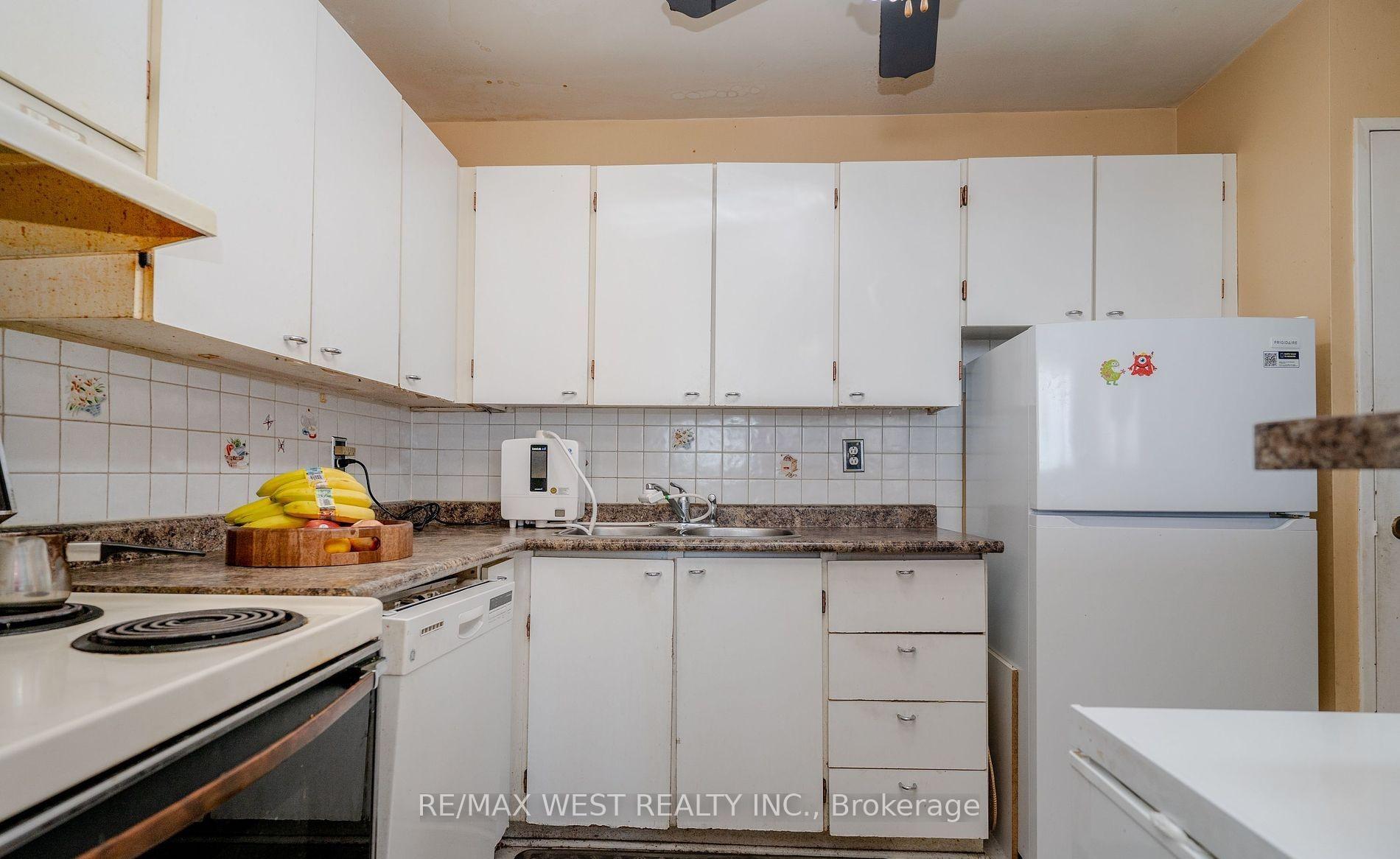 2 Bedrooms Condo at 60 Pavane Linkway, Toronto For sale