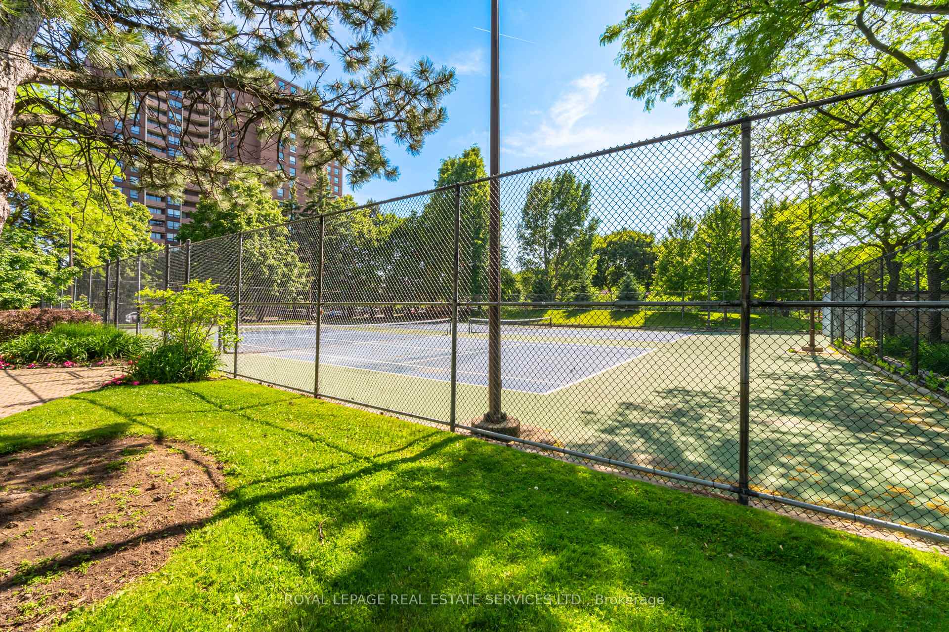 2 Bedrooms Condo at 40 Richview, Toronto For sale