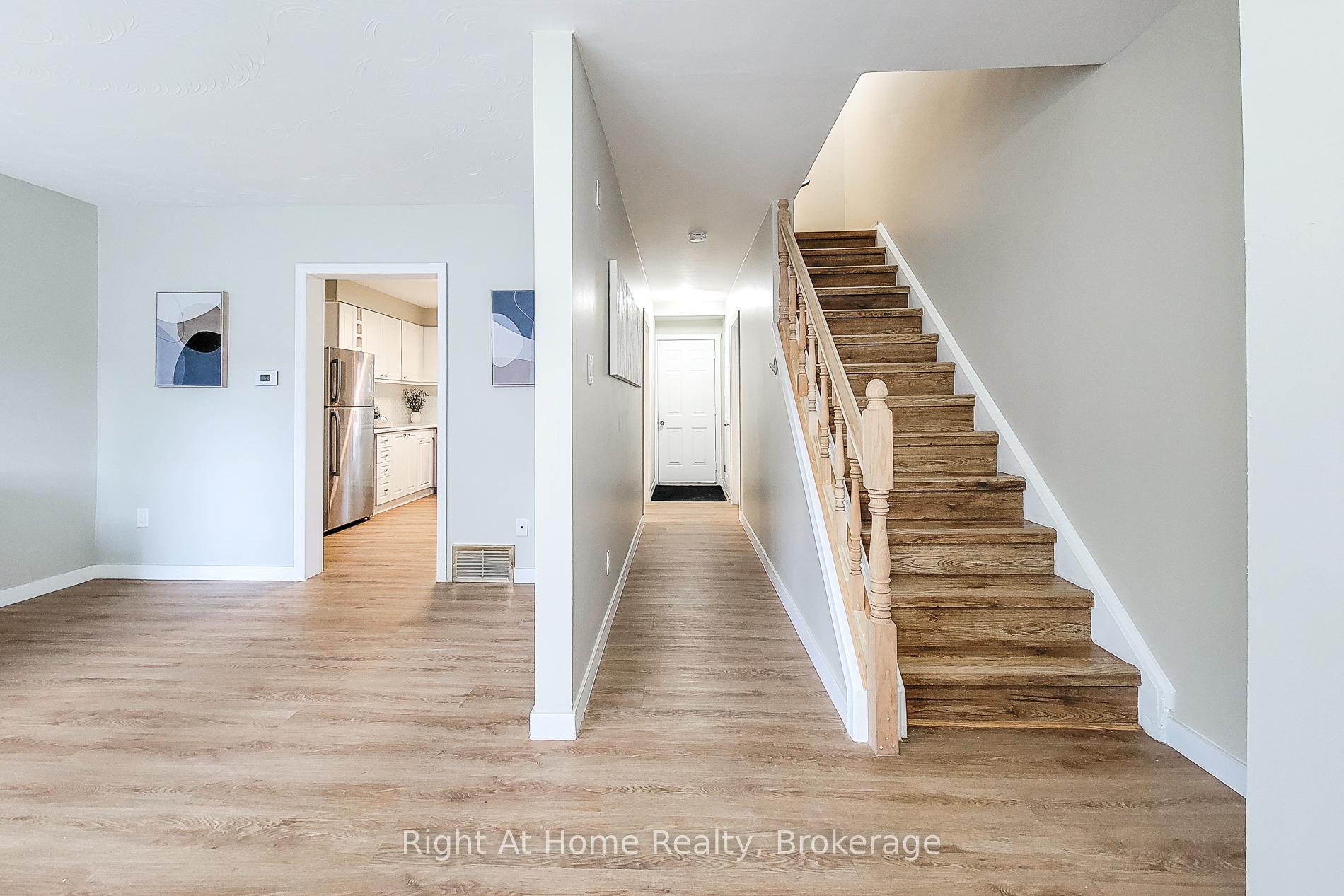 3 Bedrooms Condo at 8 Glenburn, Hamilton For sale
