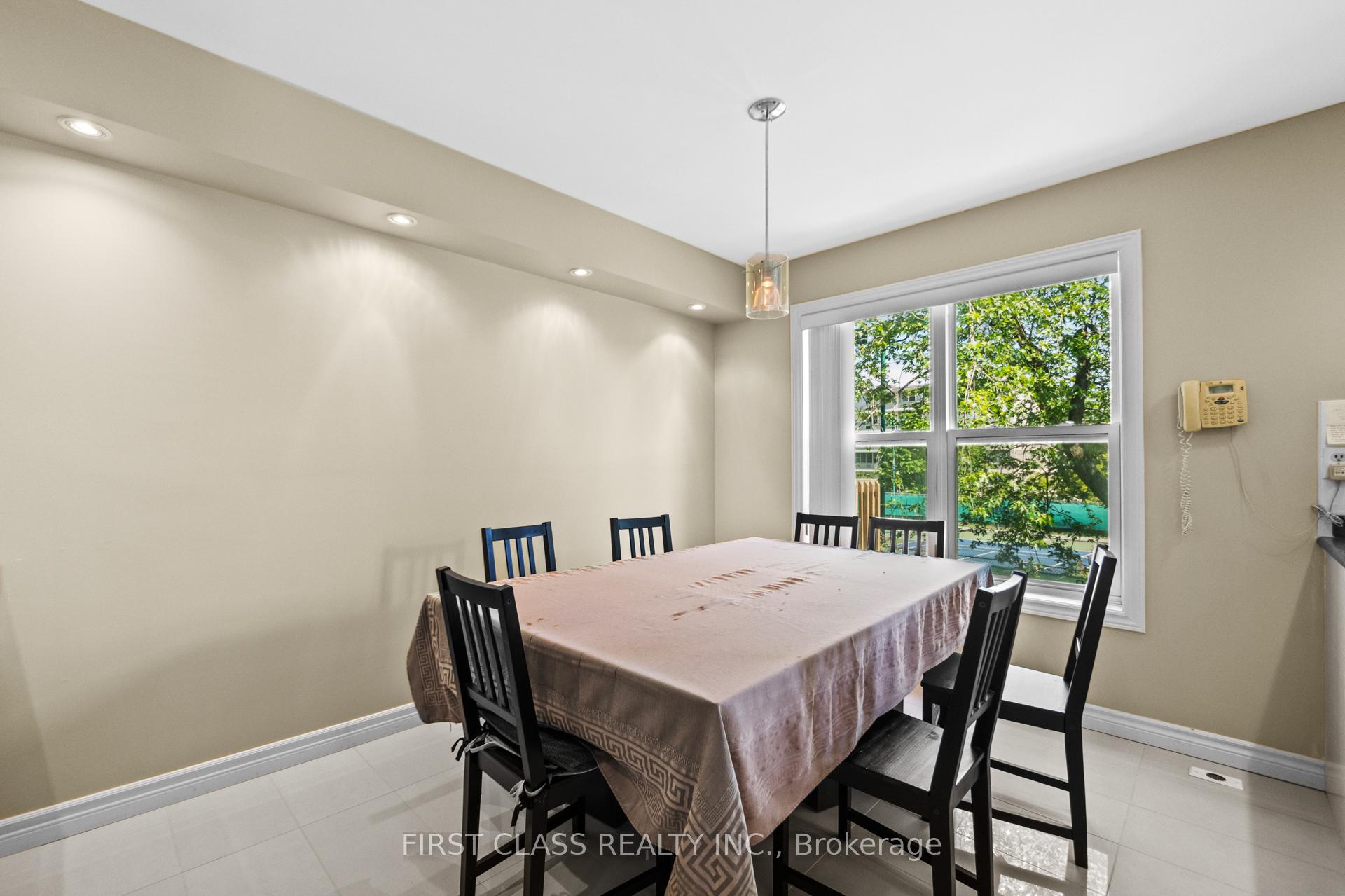 4 Bedrooms Condo at 10A Leaside Park, Toronto For sale