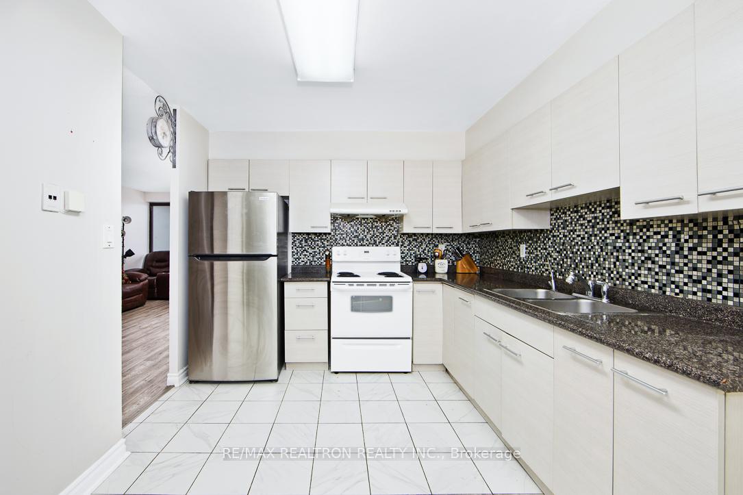 4 Bedrooms Condo at 25 Bamburgh, Toronto For sale