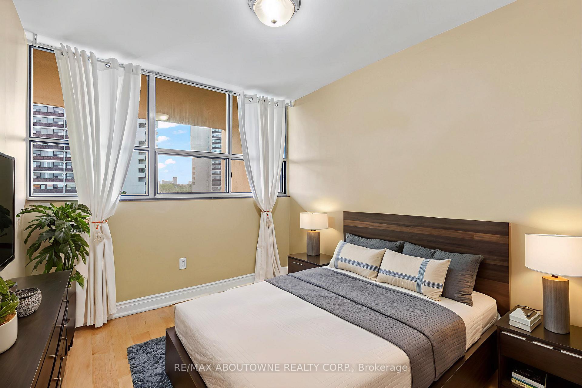 3 Bedrooms Condo at 1300 Marlborough, Oakville For sale